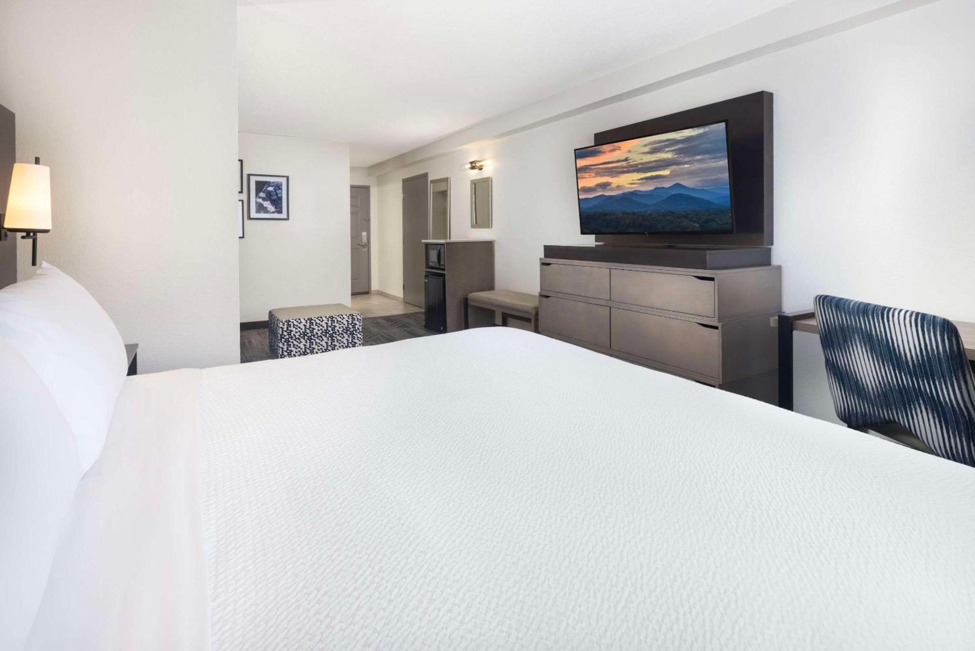 La Quinta Inn & Suites by Wyndham Downtown Asheville photo 28