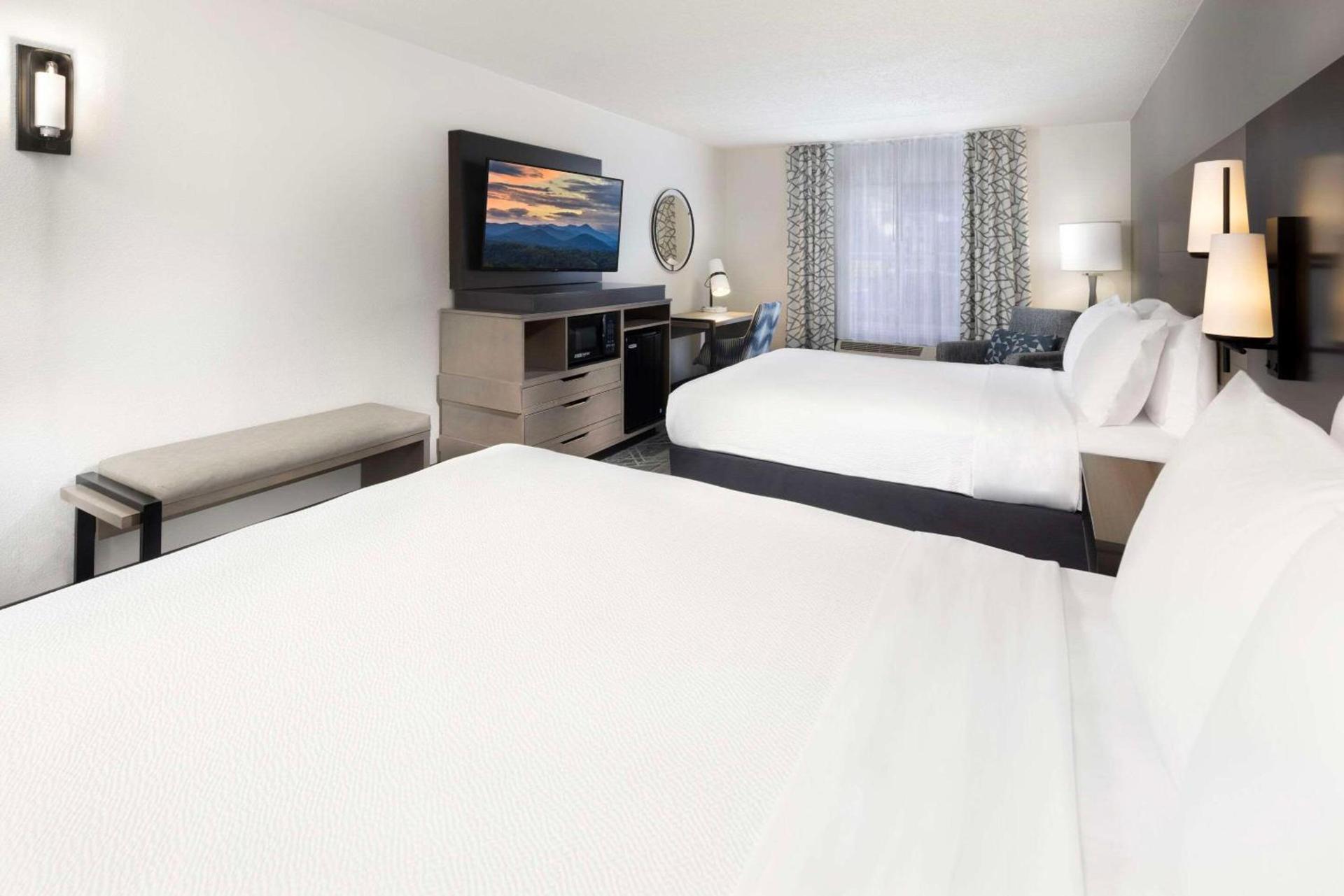 La Quinta Inn & Suites by Wyndham Downtown Asheville photo 29