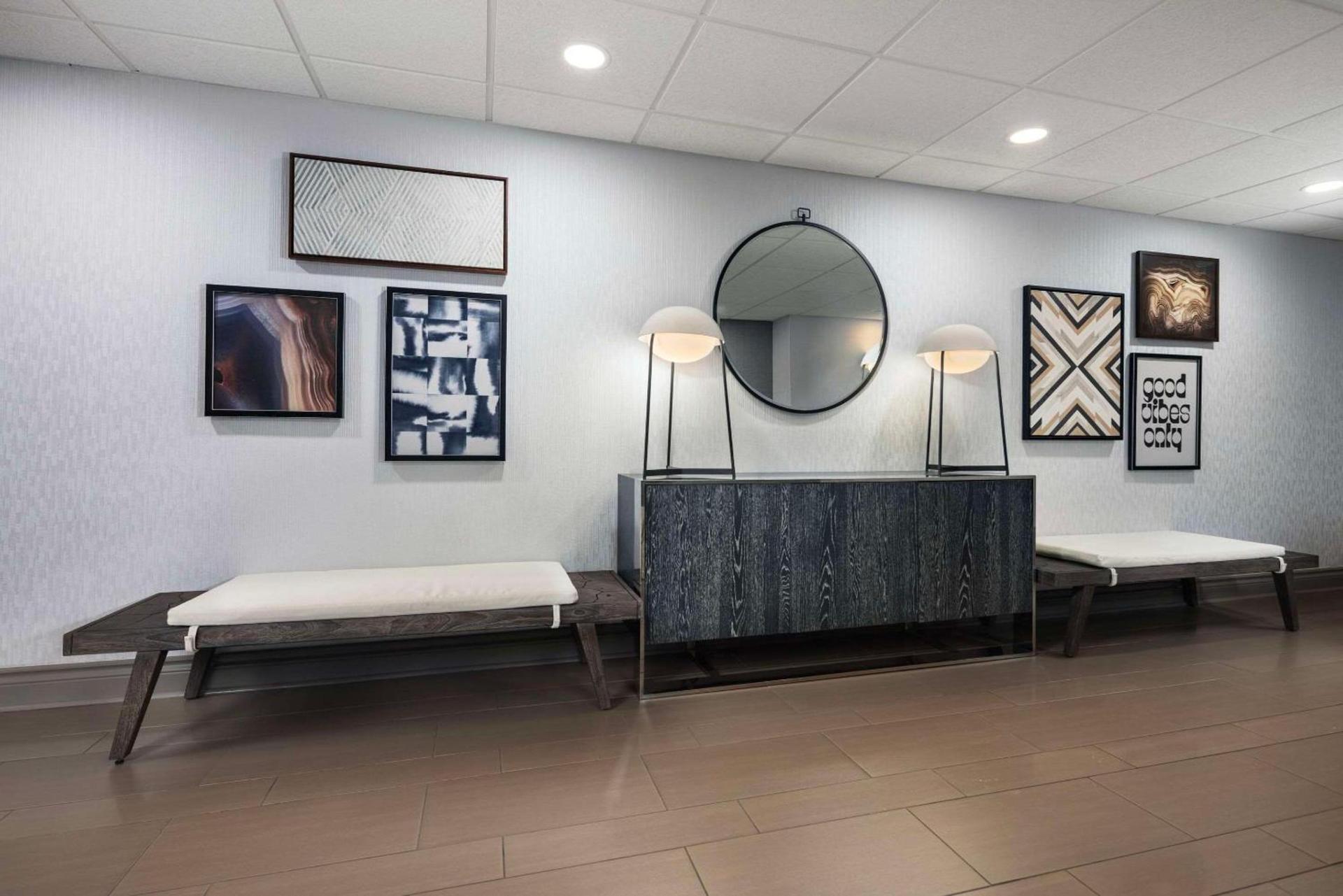 La Quinta Inn & Suites by Wyndham Downtown Asheville photo 9