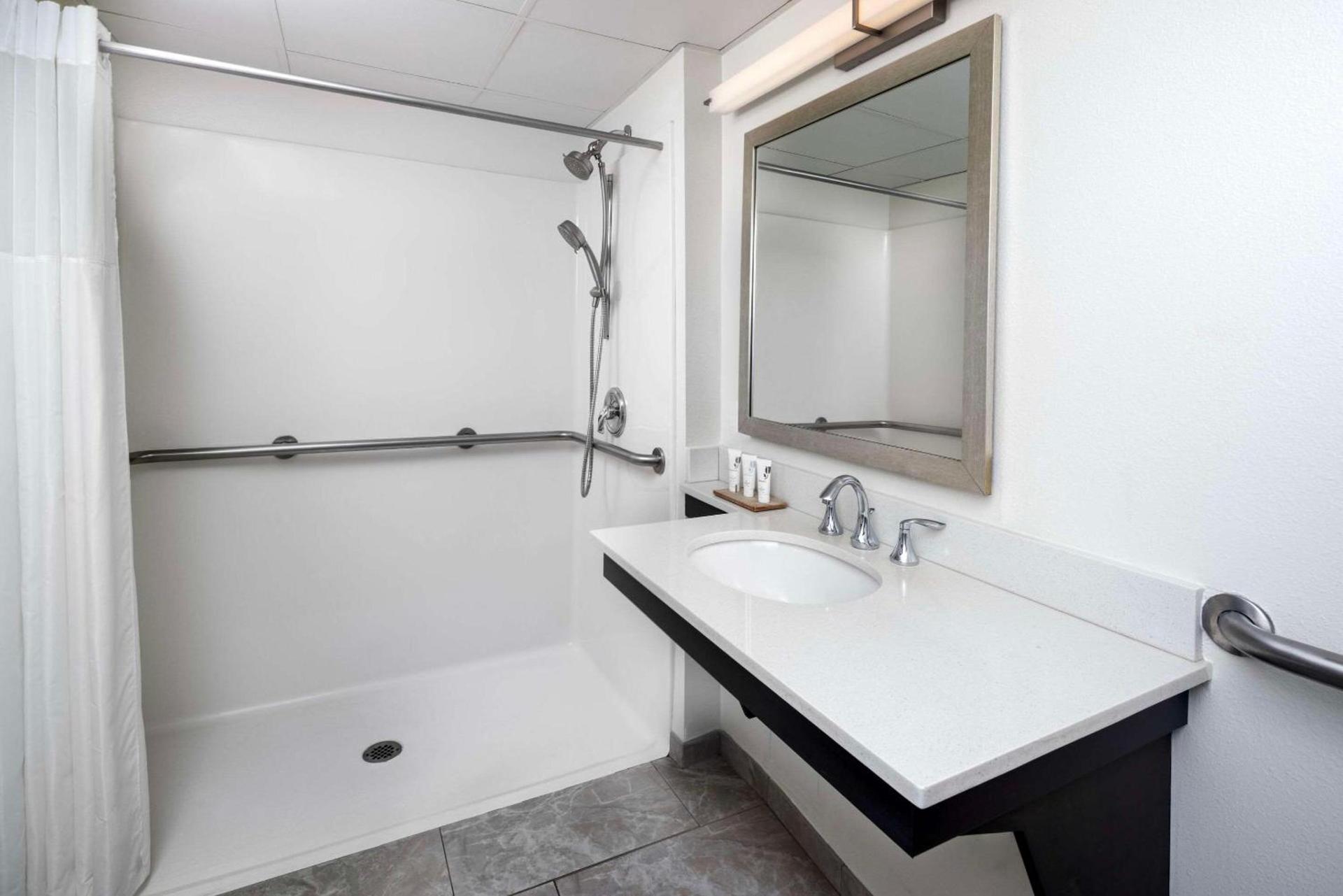 La Quinta Inn & Suites by Wyndham Downtown Asheville photo 33