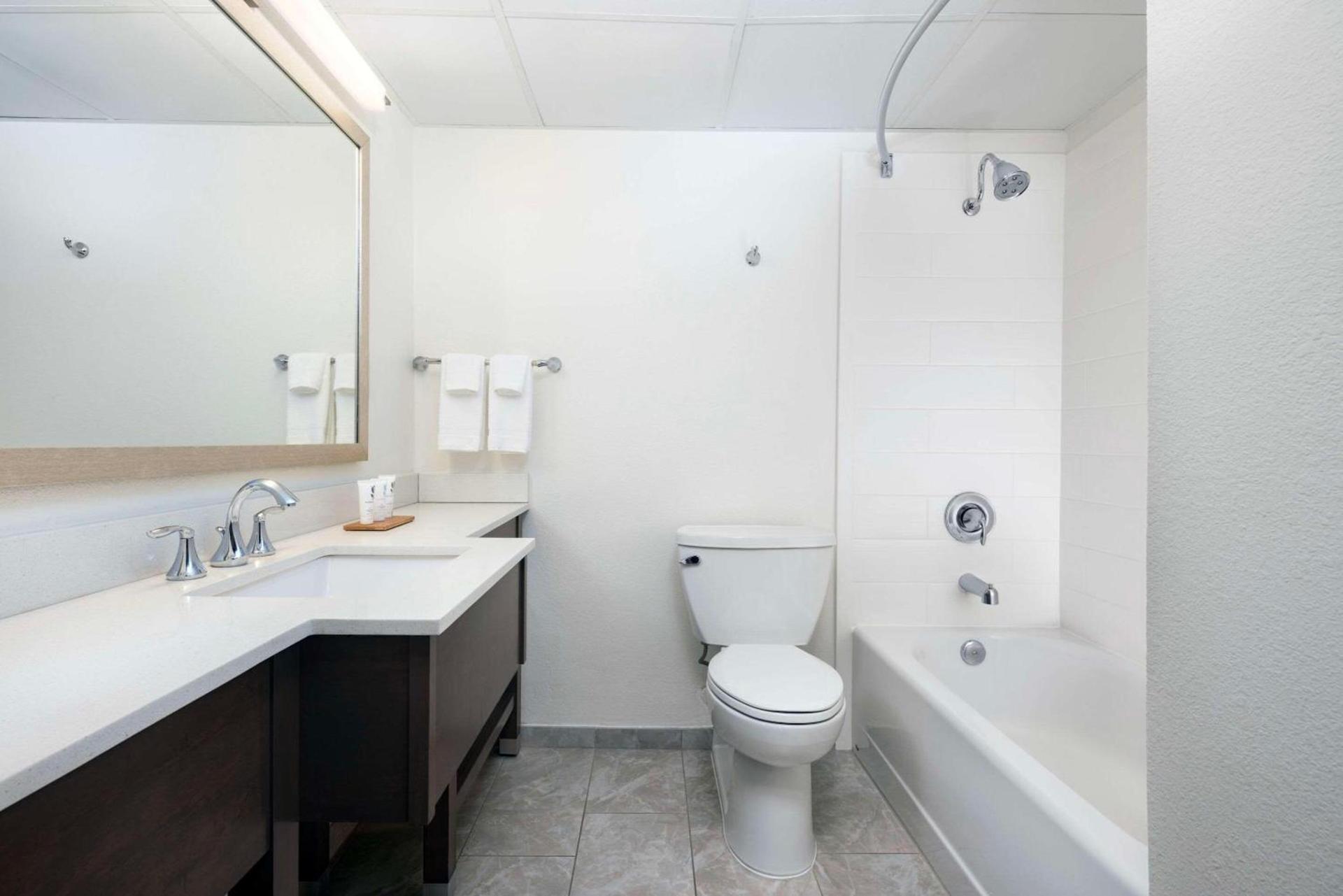 La Quinta Inn & Suites by Wyndham Downtown Asheville photo 34
