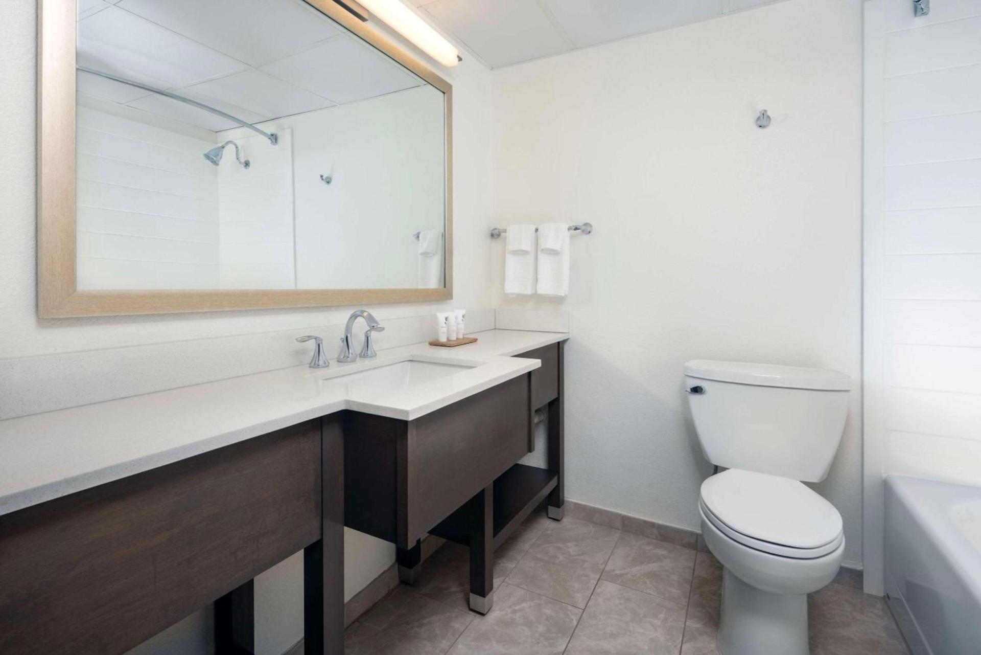 La Quinta Inn & Suites by Wyndham Downtown Asheville photo 35