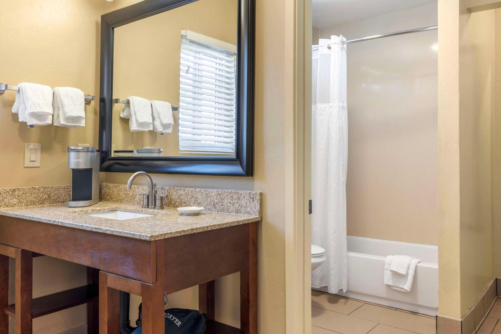 Best Western Plus Beach View Lodge Carlsbad photo 35