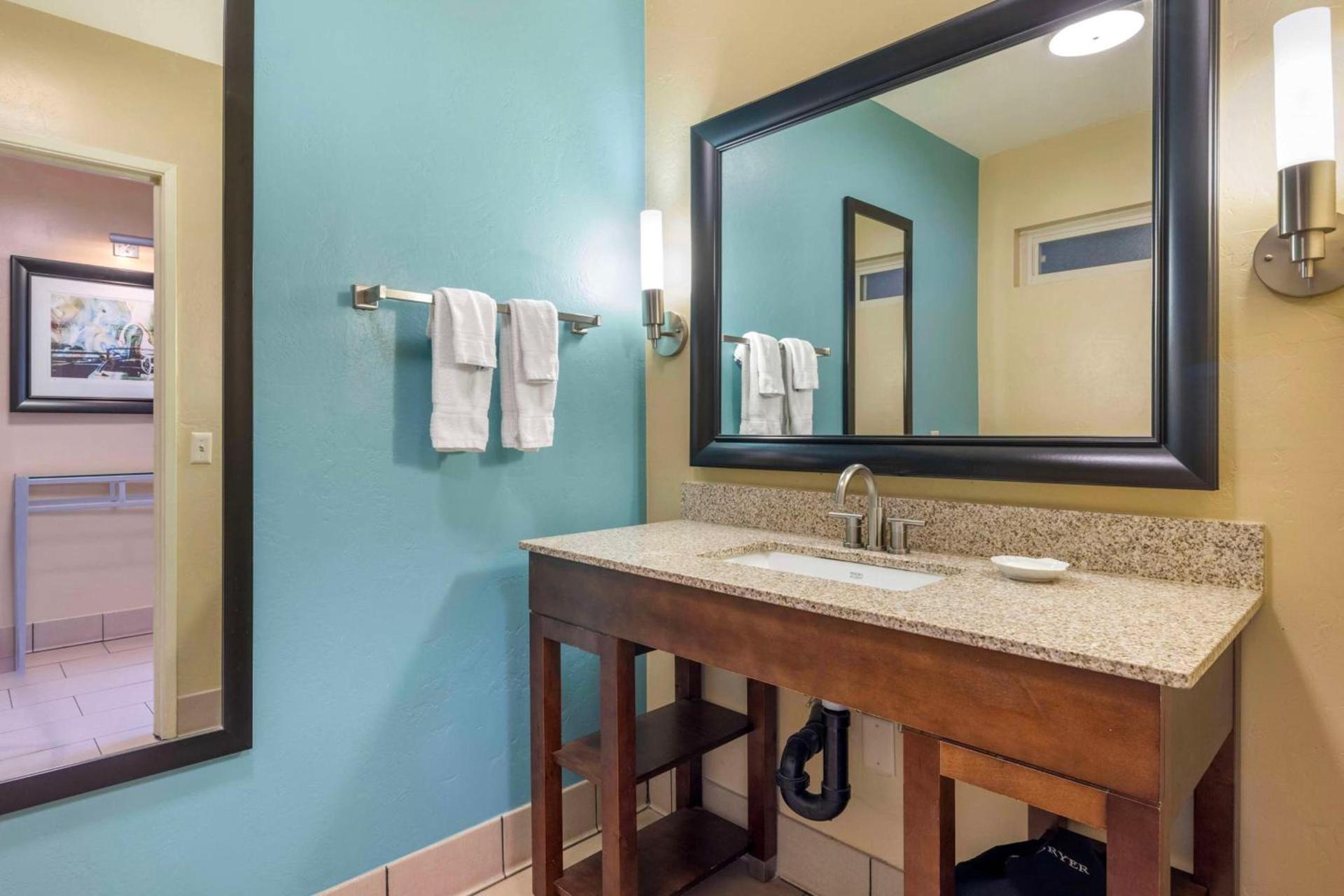Best Western Plus Beach View Lodge Carlsbad photo 36