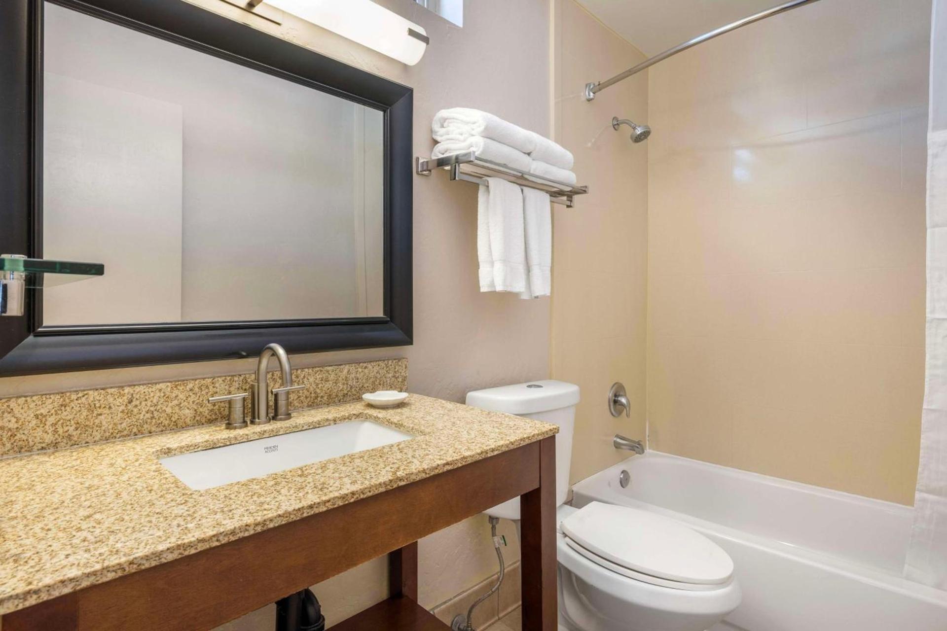 Best Western Plus Beach View Lodge Carlsbad photo 37