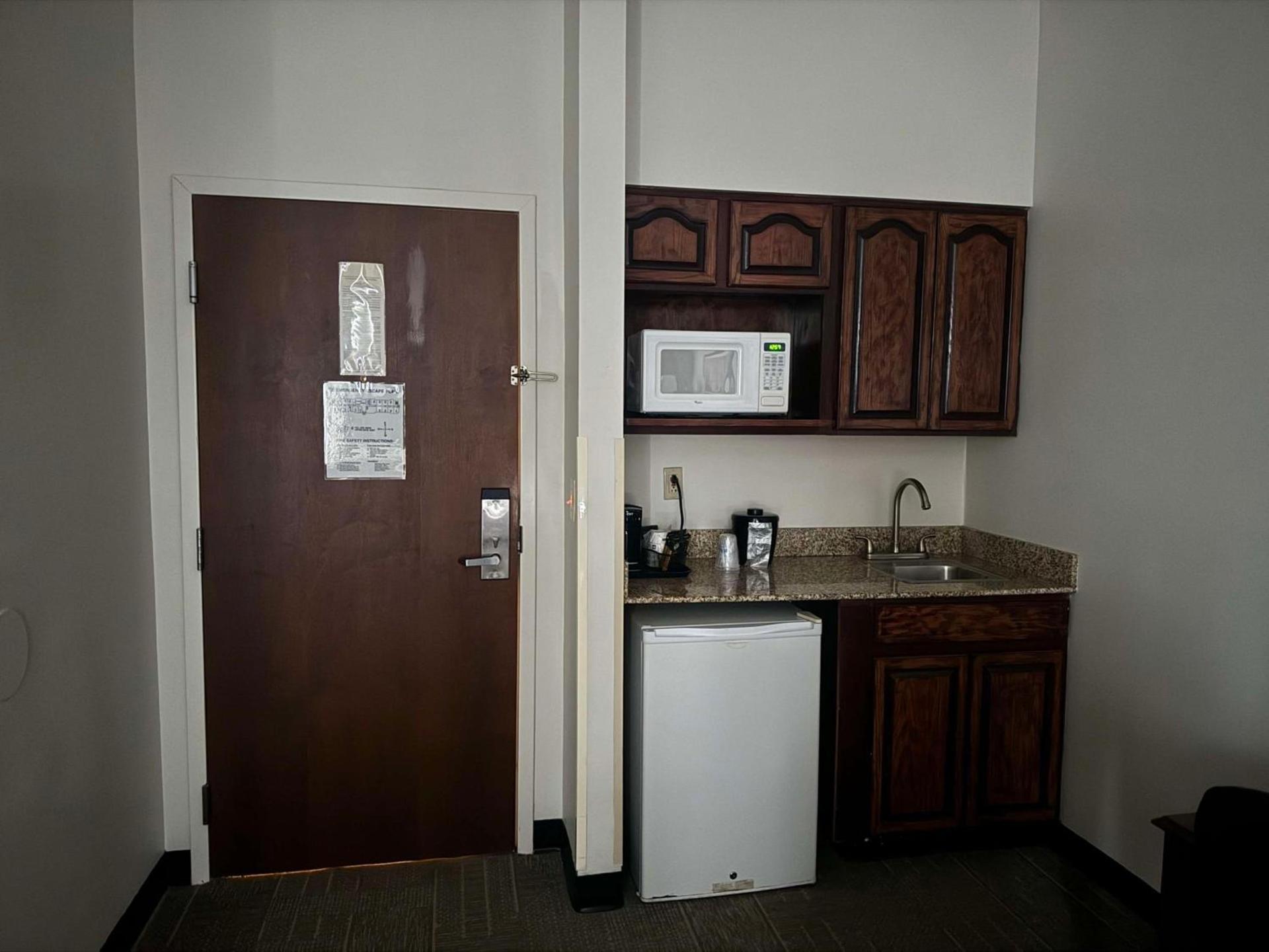 Best Western PLUS Hannaford Inn & Suites photo 8