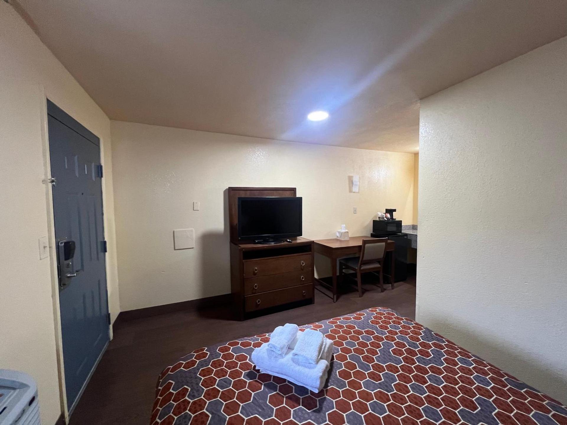 Relax Inn & Suites photo 3