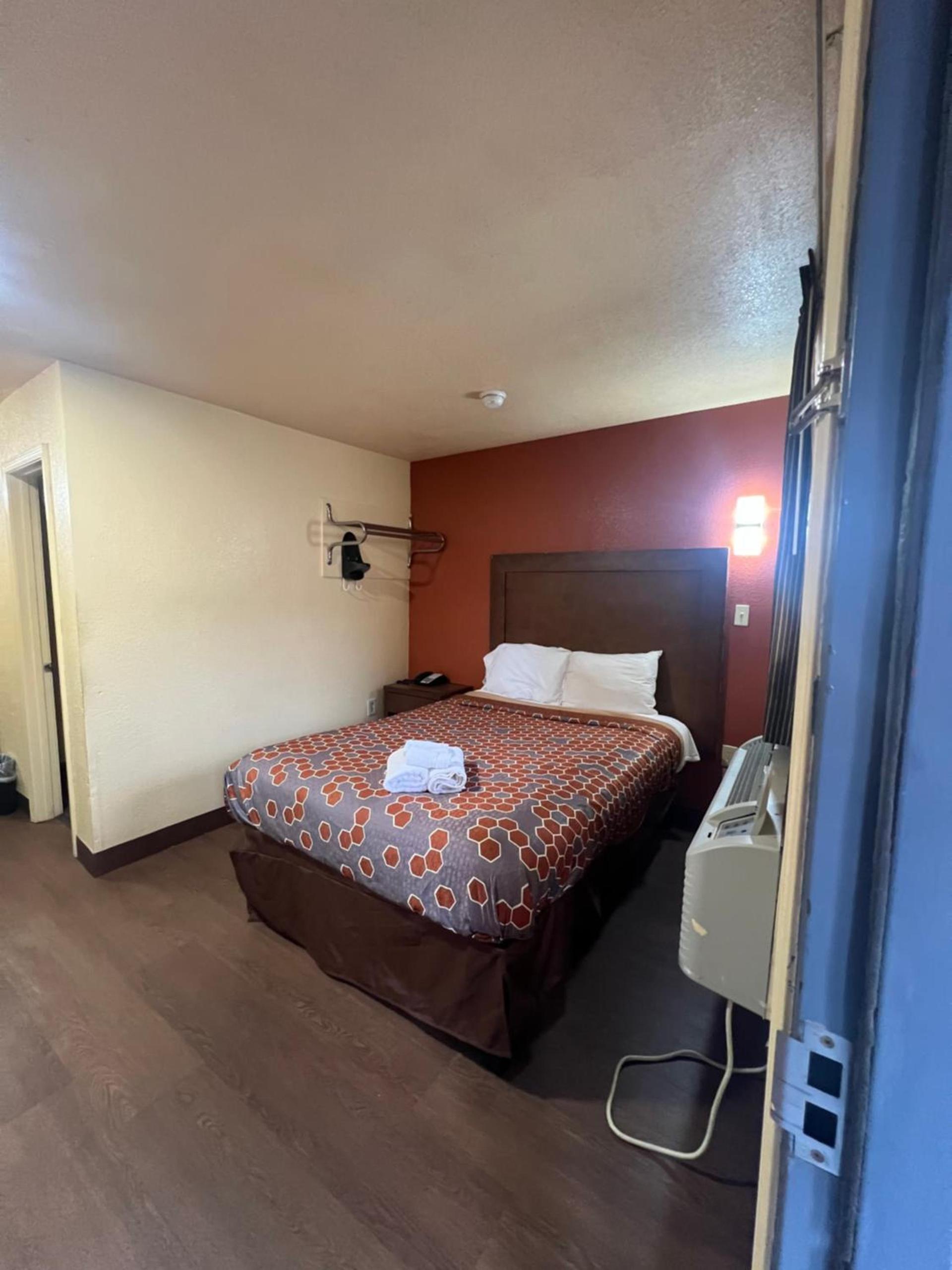 Relax Inn & Suites photo 2