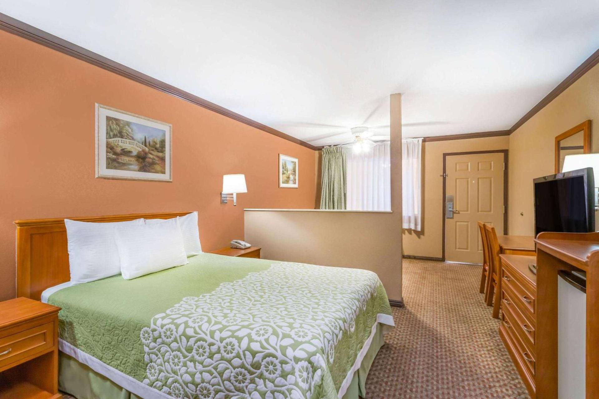 Days Inn by Wyndham Bishop photo 5