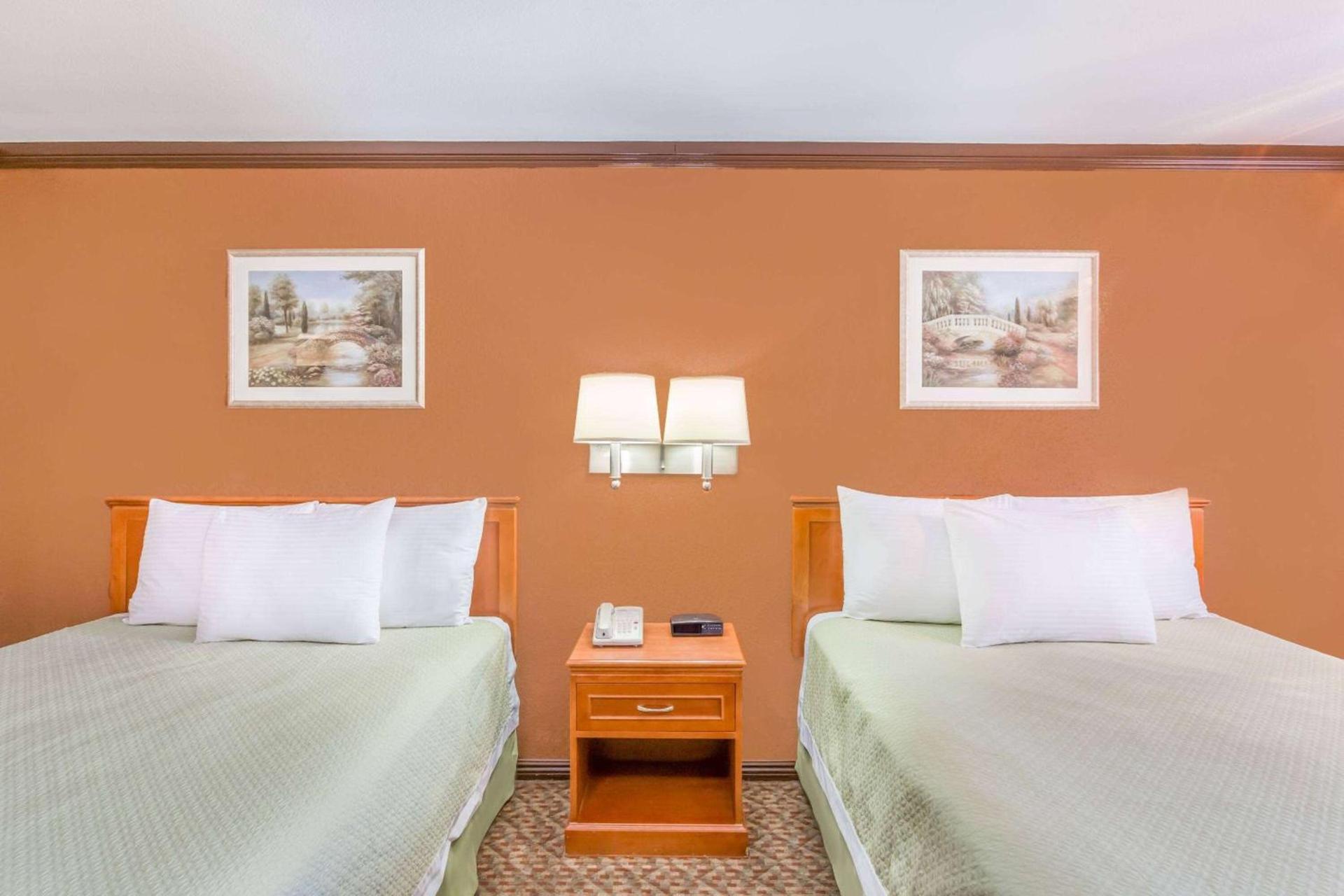 Days Inn by Wyndham Bishop photo 11