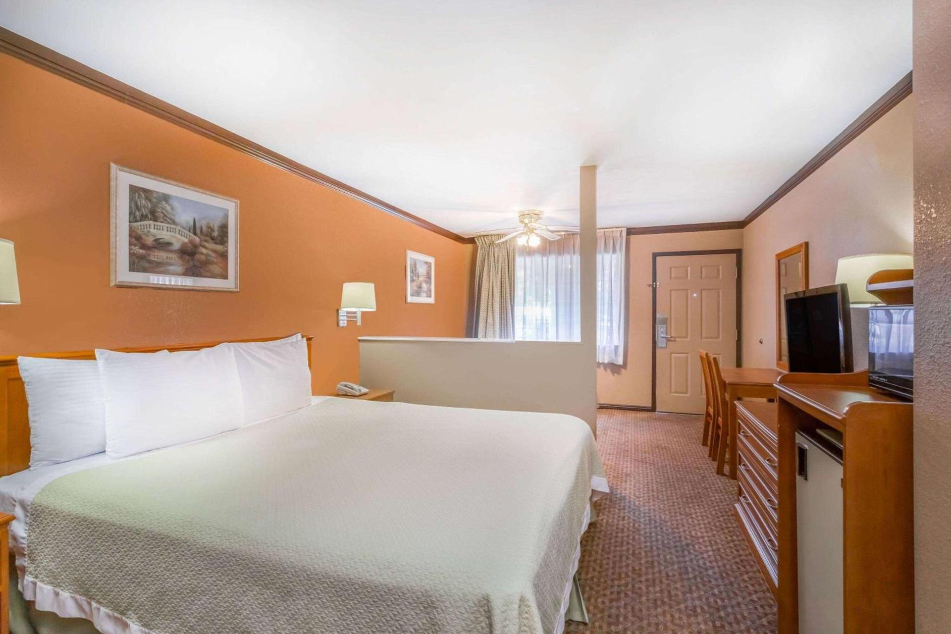 Days Inn by Wyndham Bishop photo 13