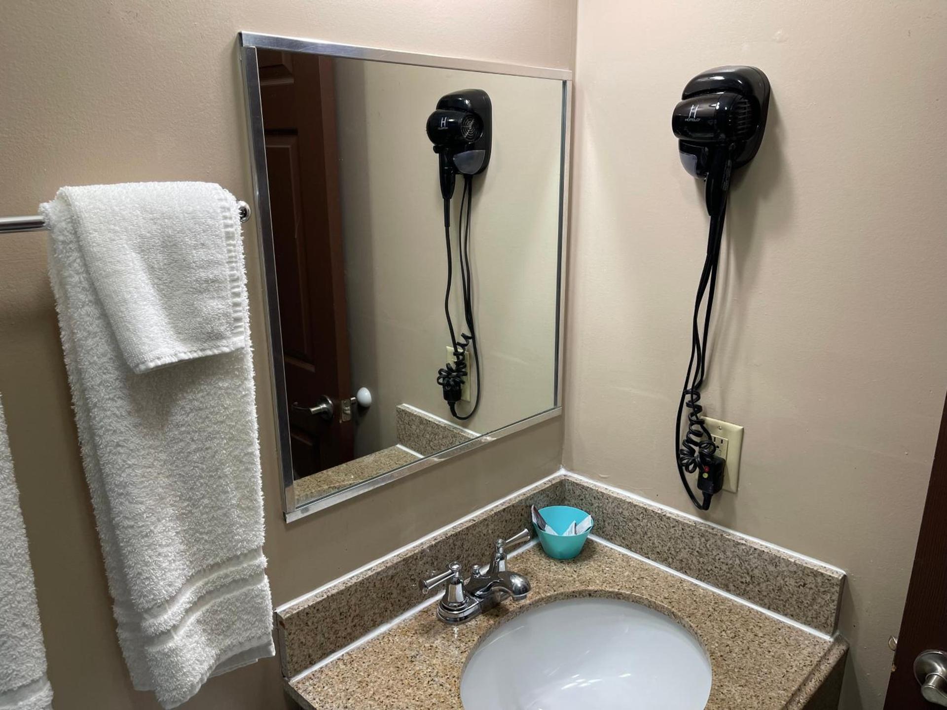 Economy Inn & Suites photo 31