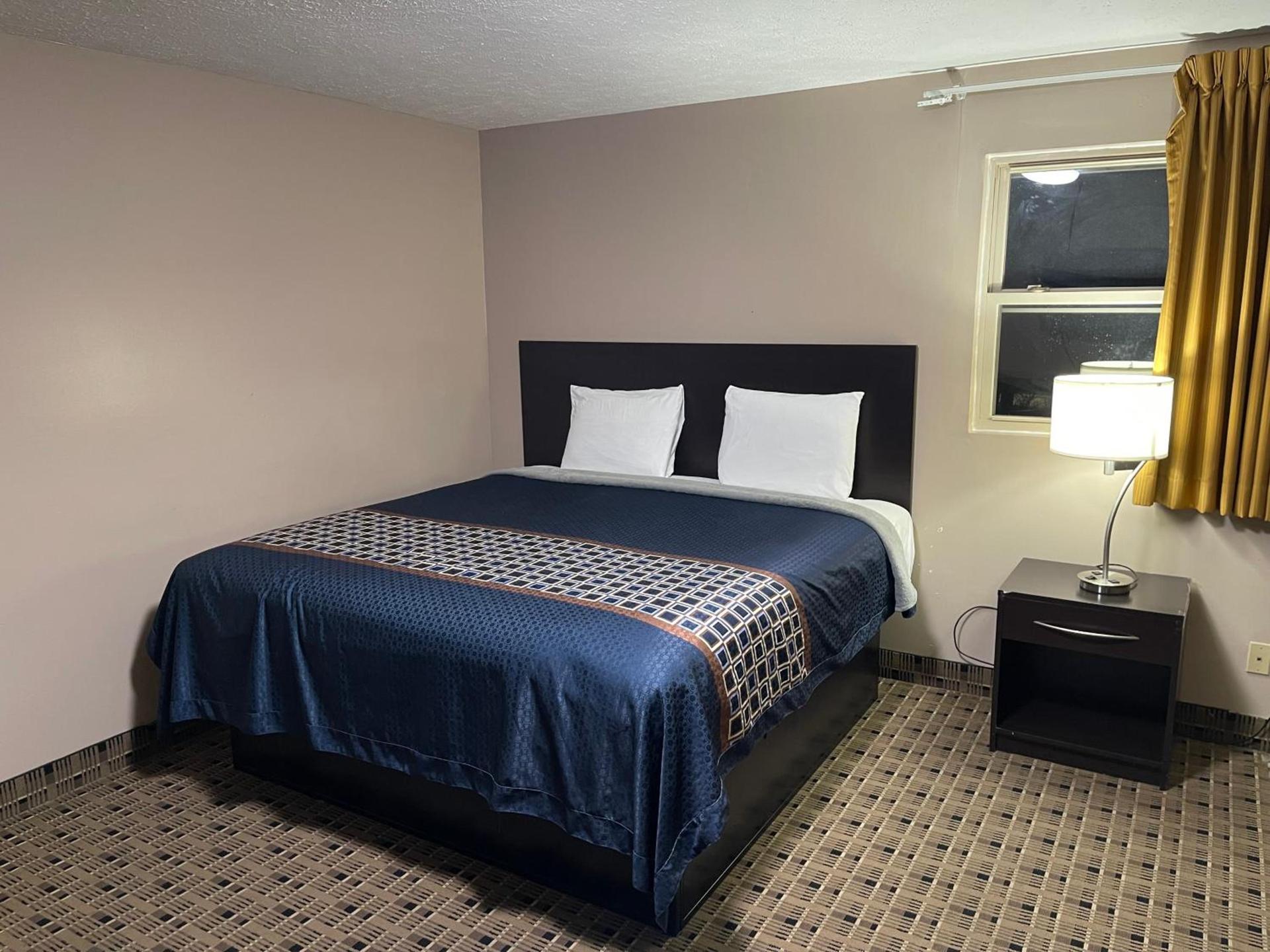 Economy Inn & Suites photo 32
