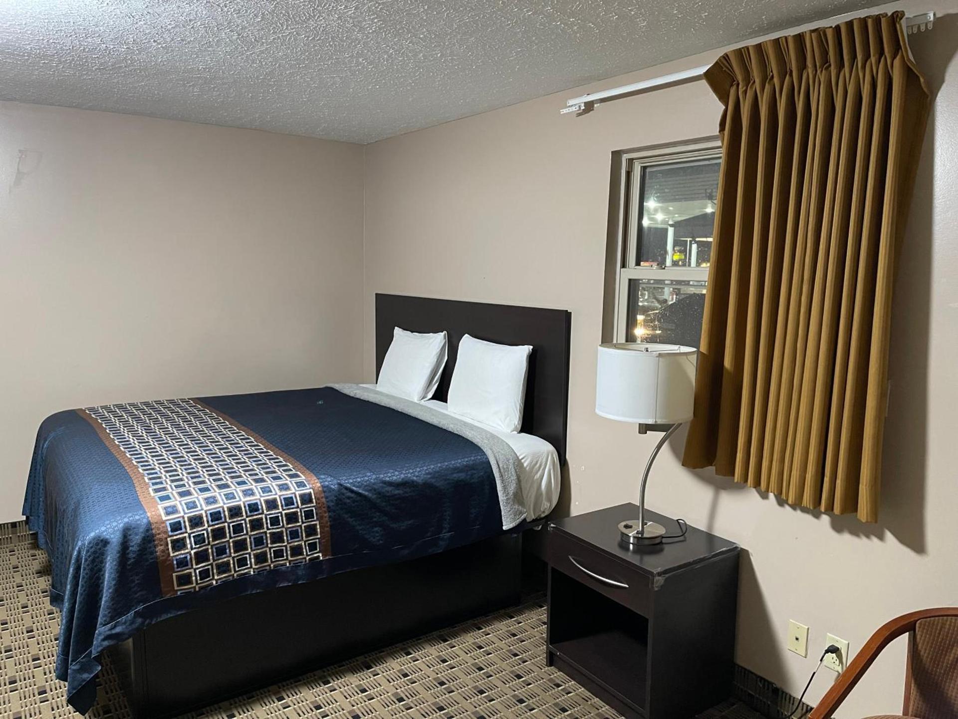 Economy Inn & Suites photo 28