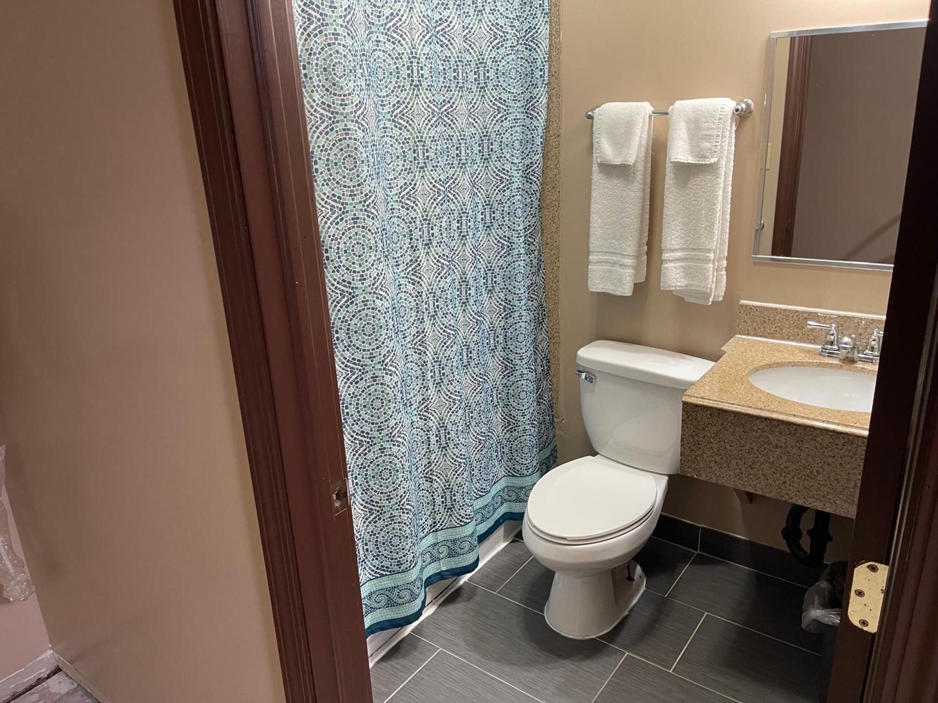 Economy Inn & Suites photo 29