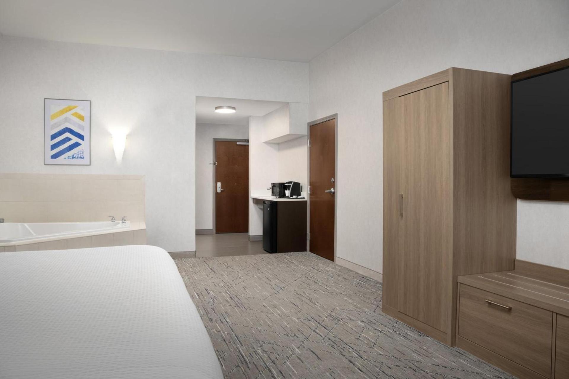 Holiday Inn Express & Suites Alexandria - Fort Belvoir by IHG photo 32