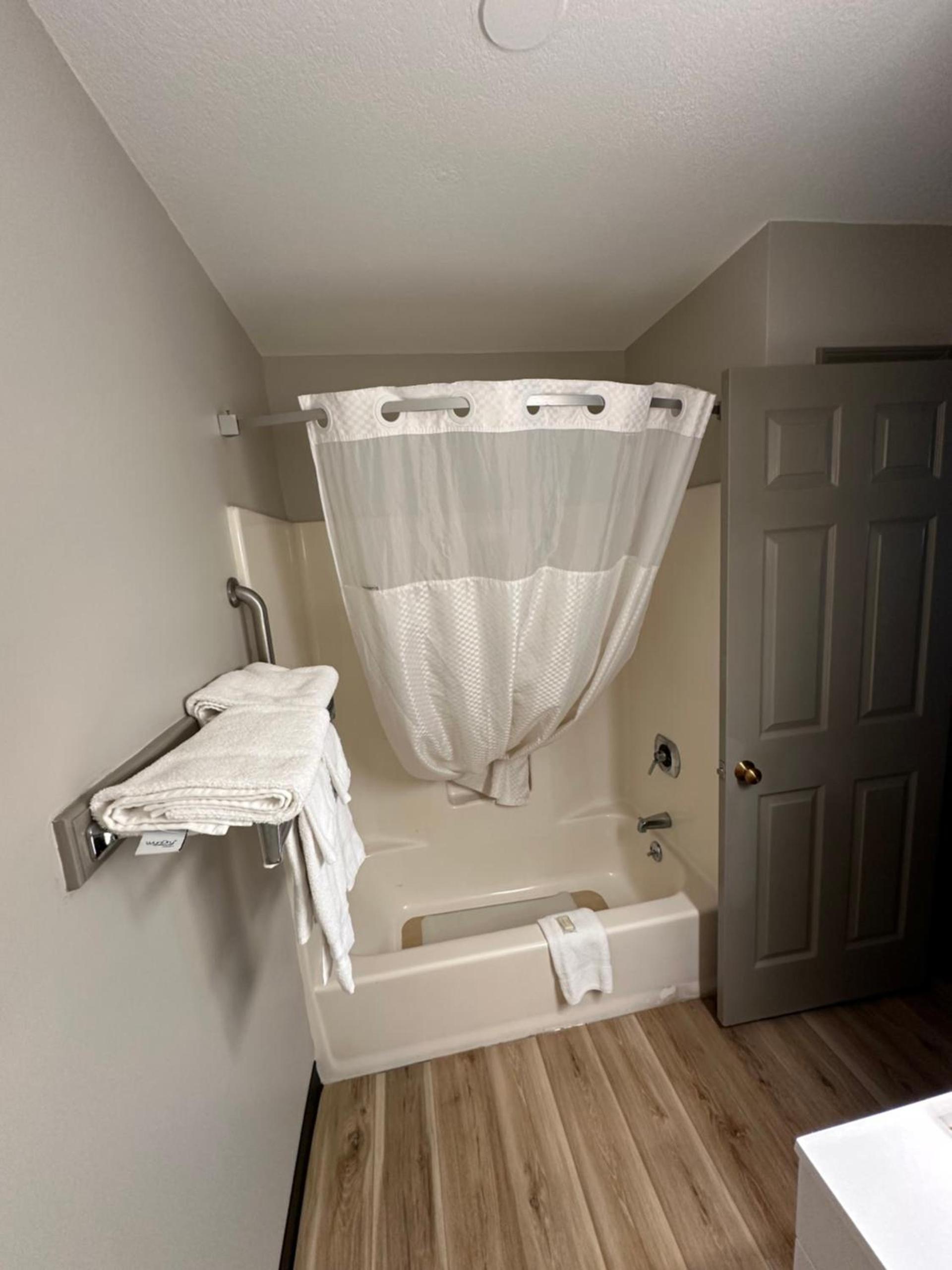 Days Inn and Suites by Wyndham Sikeston photo 56