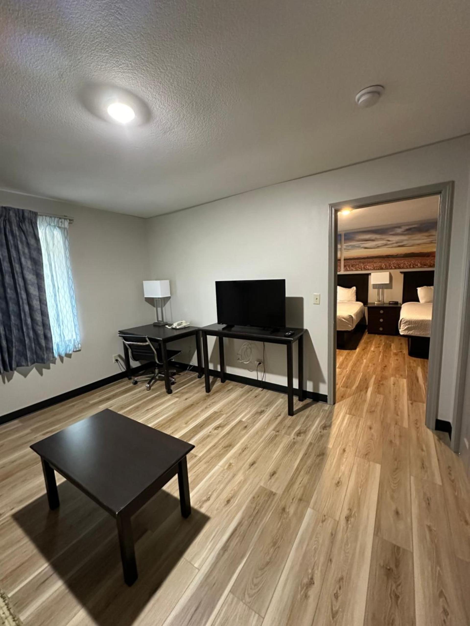 Days Inn and Suites by Wyndham Sikeston photo 47