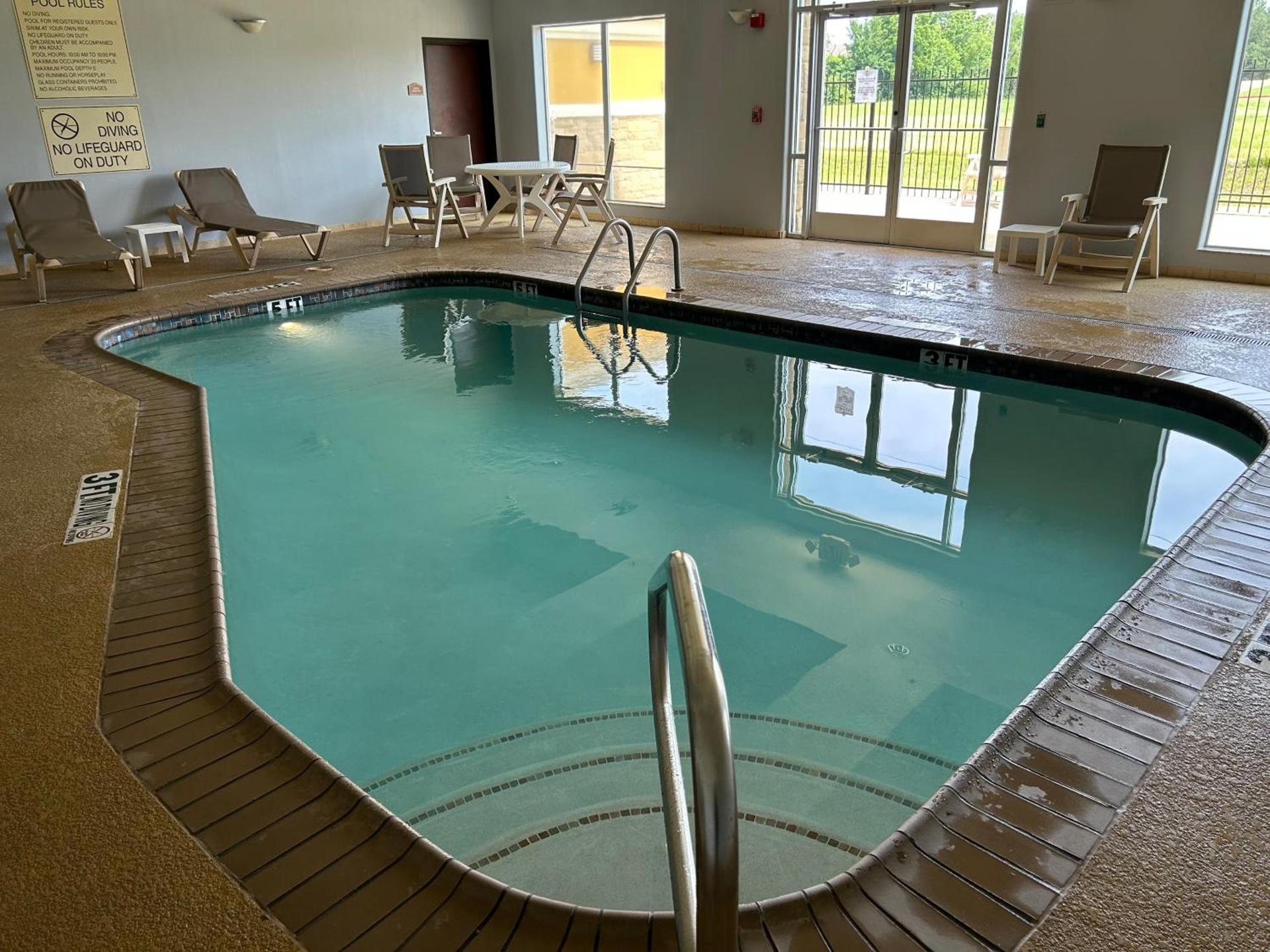 Comfort Suites Palestine photo 36