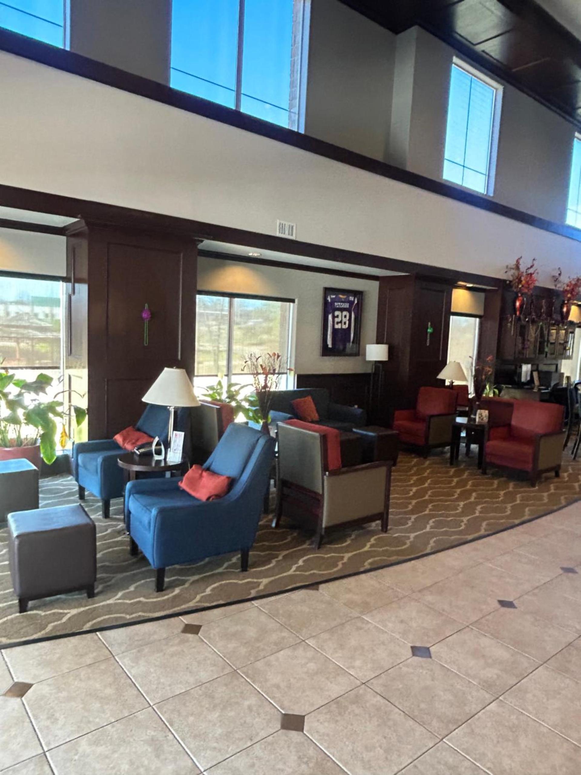 Comfort Suites Palestine photo 32