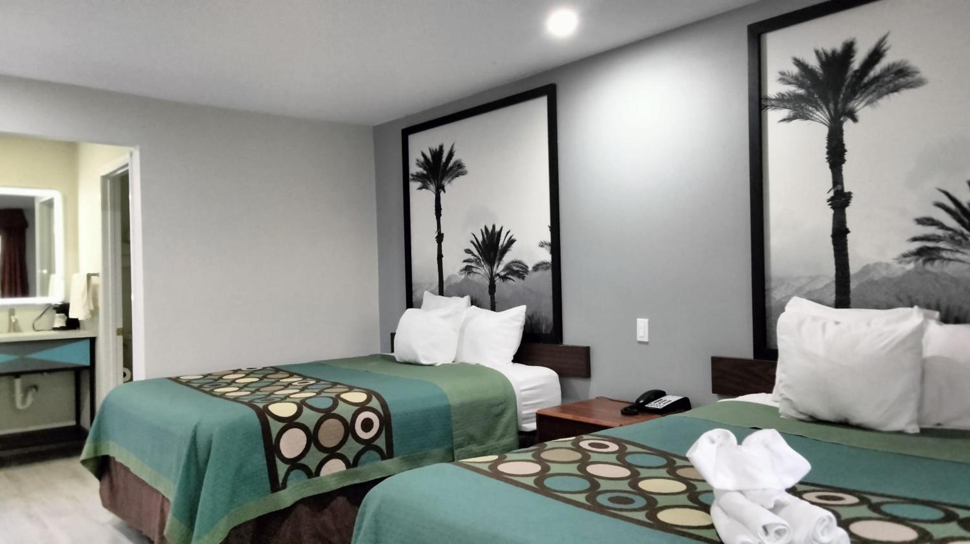 Super 8 by Wyndham Barstow photo 32