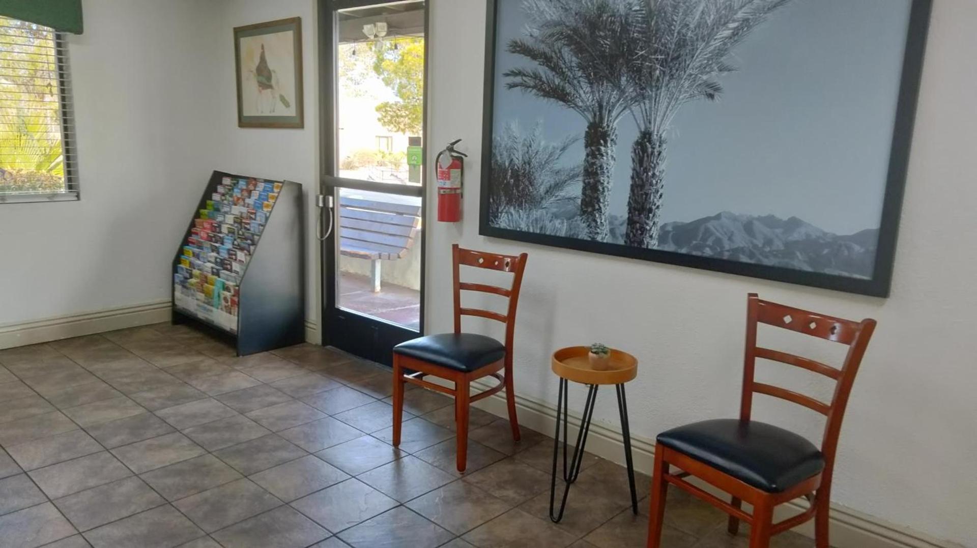 Super 8 by Wyndham Barstow photo 36