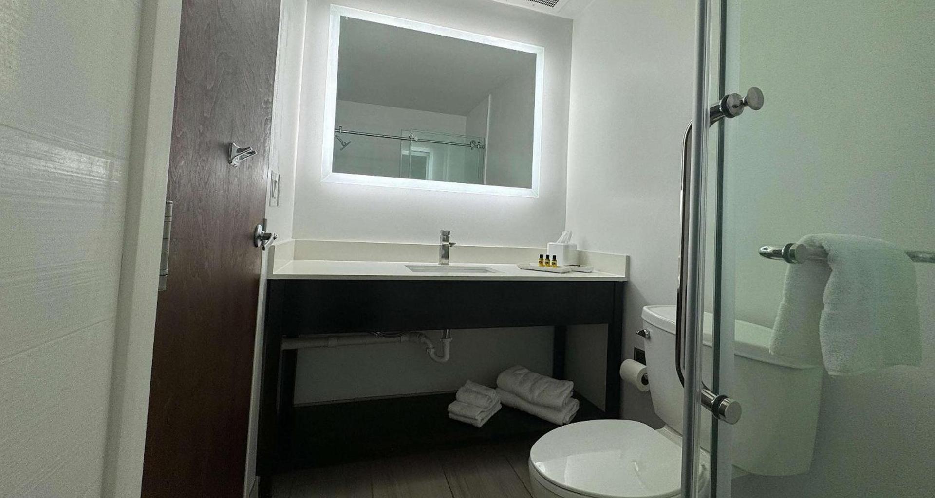 Best Western PLUS Hannaford Inn & Suites photo 22