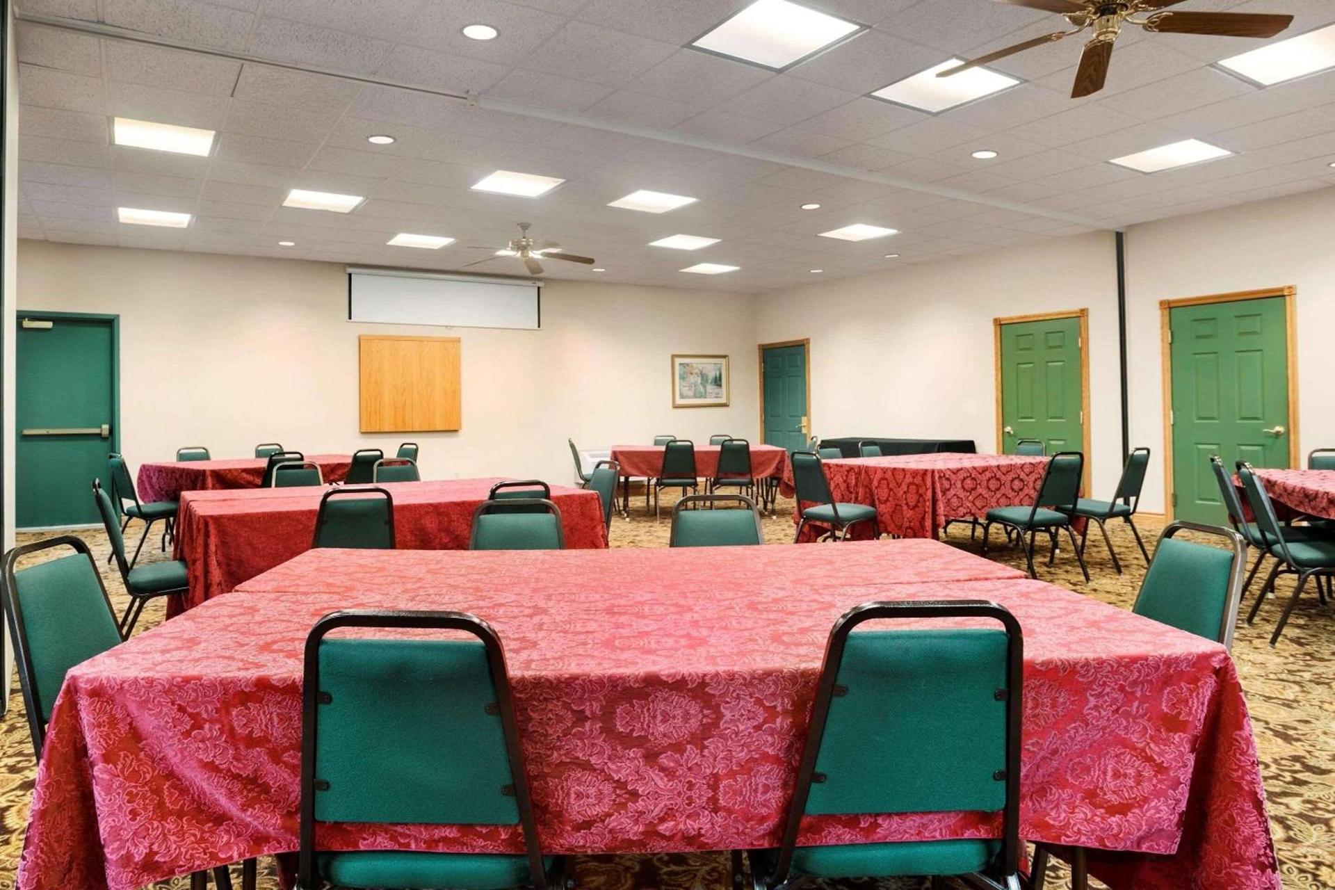 Country Inn & Suites by Radisson, Kalamazoo, MI photo 18