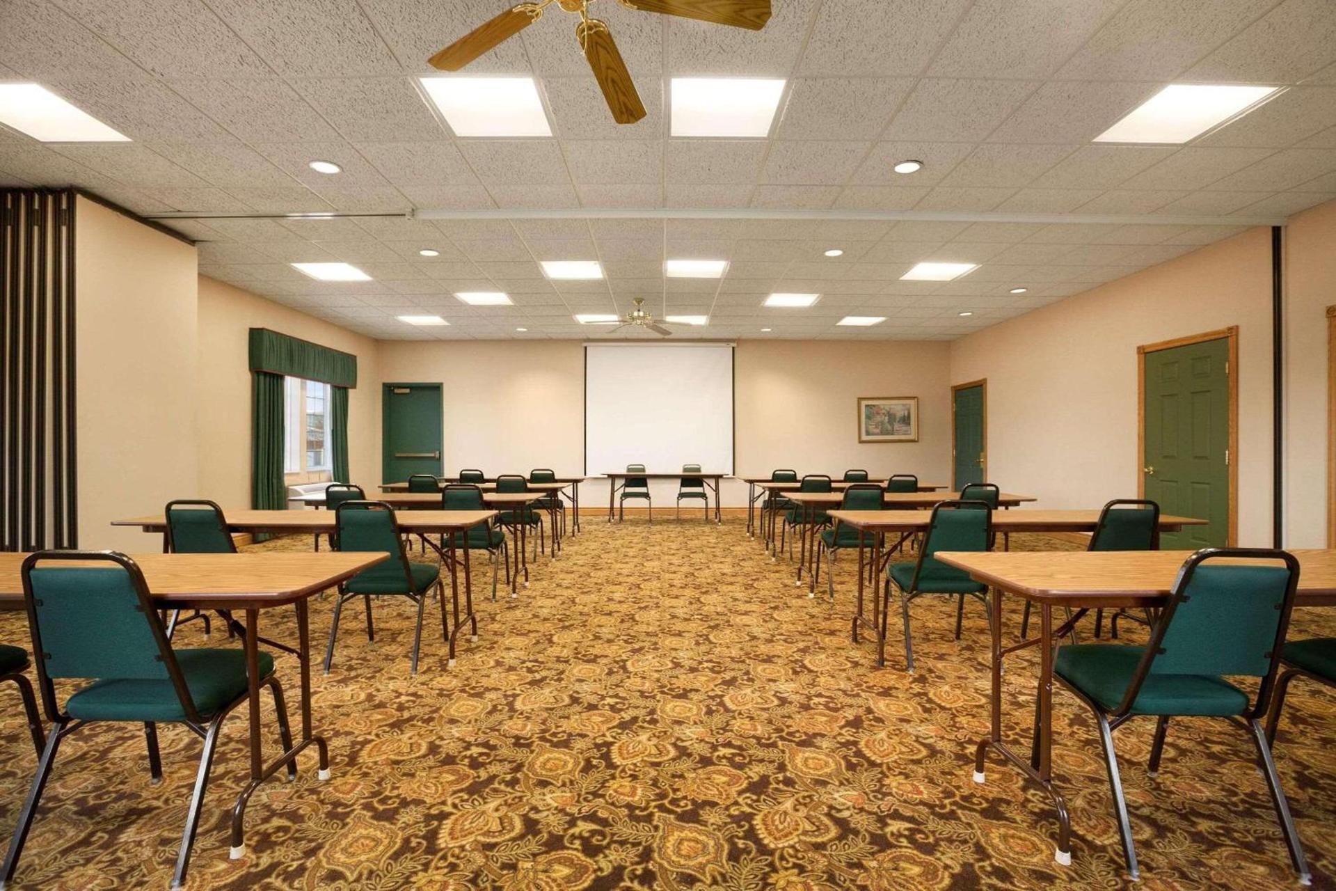 Country Inn & Suites by Radisson, Kalamazoo, MI photo 8