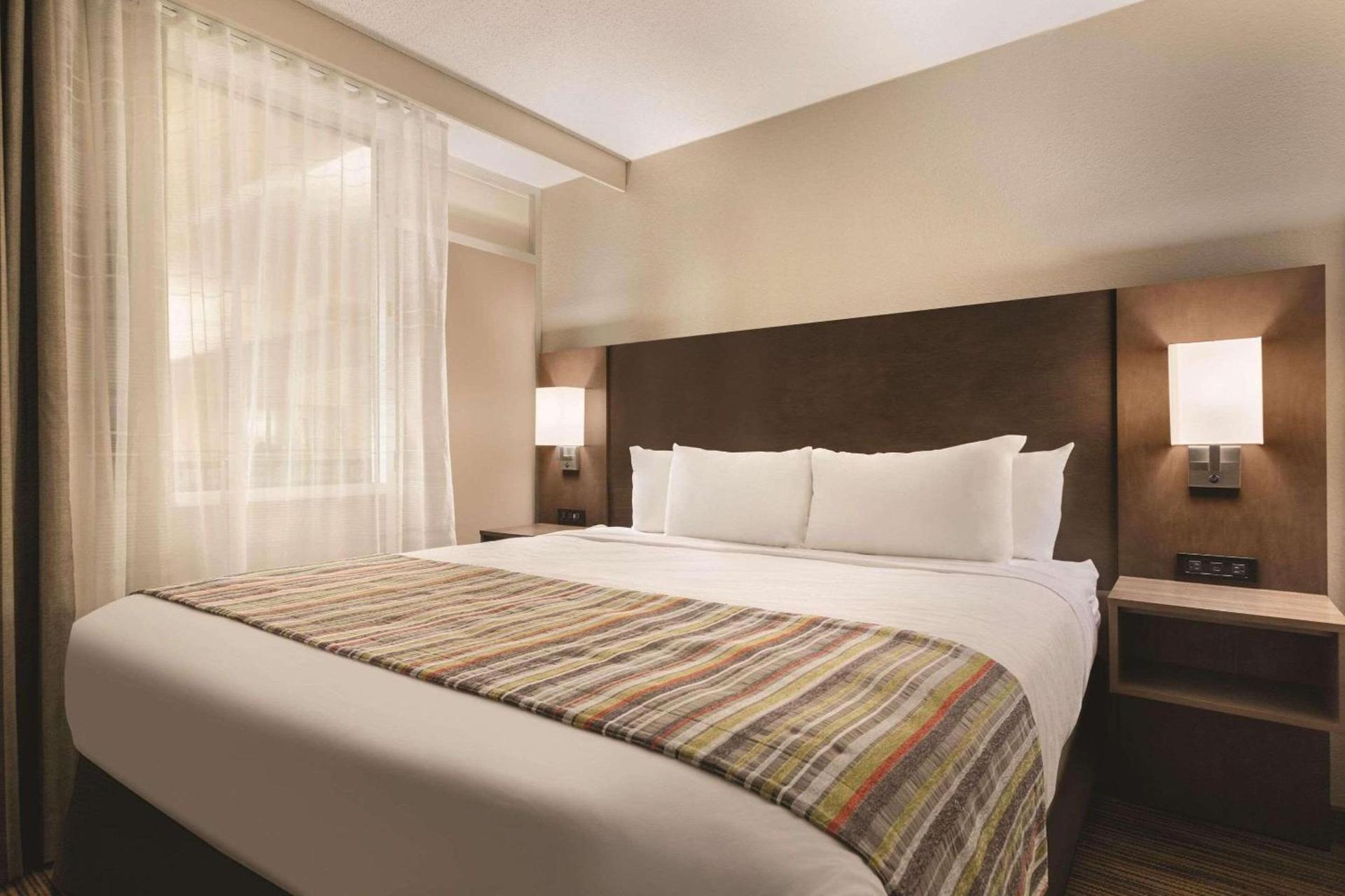 Country Inn & Suites by Radisson, Fergus Falls, MN photo 7