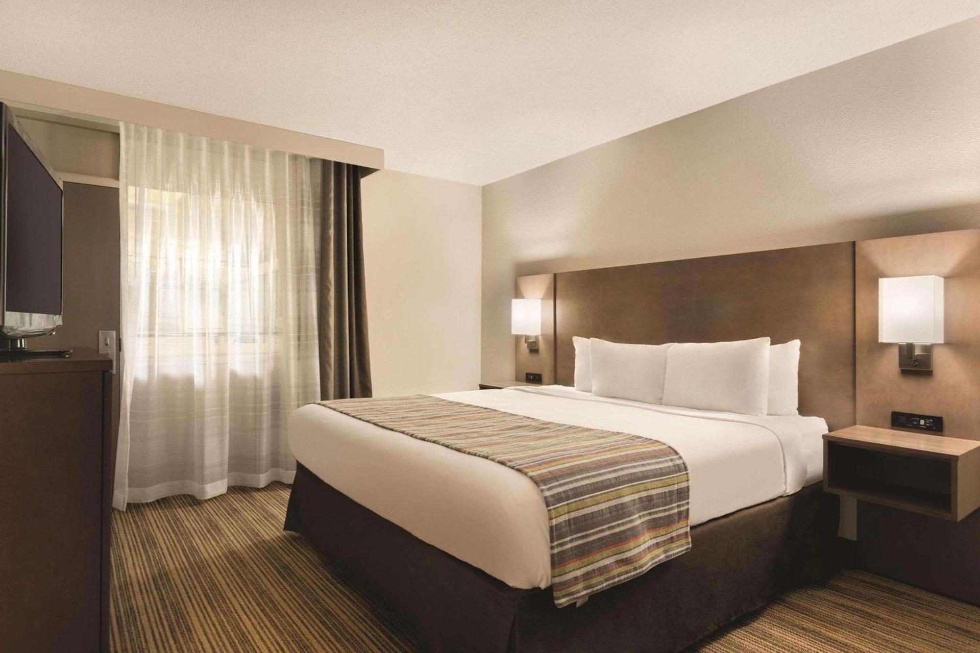Country Inn & Suites by Radisson, Fergus Falls, MN photo 10