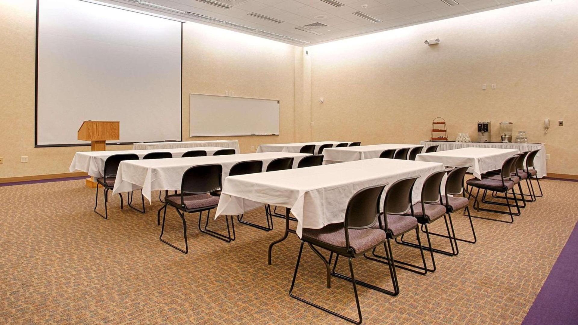 Country Inn & Suites by Radisson, Fergus Falls, MN photo 17