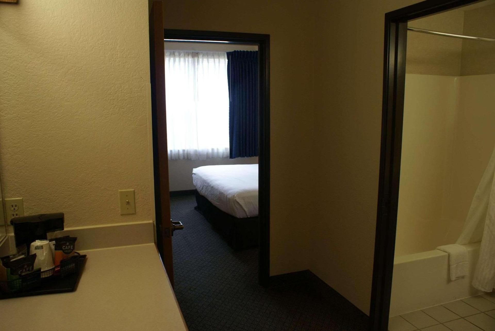 Country Inn & Suites by Radisson, Lansing, MI photo 23