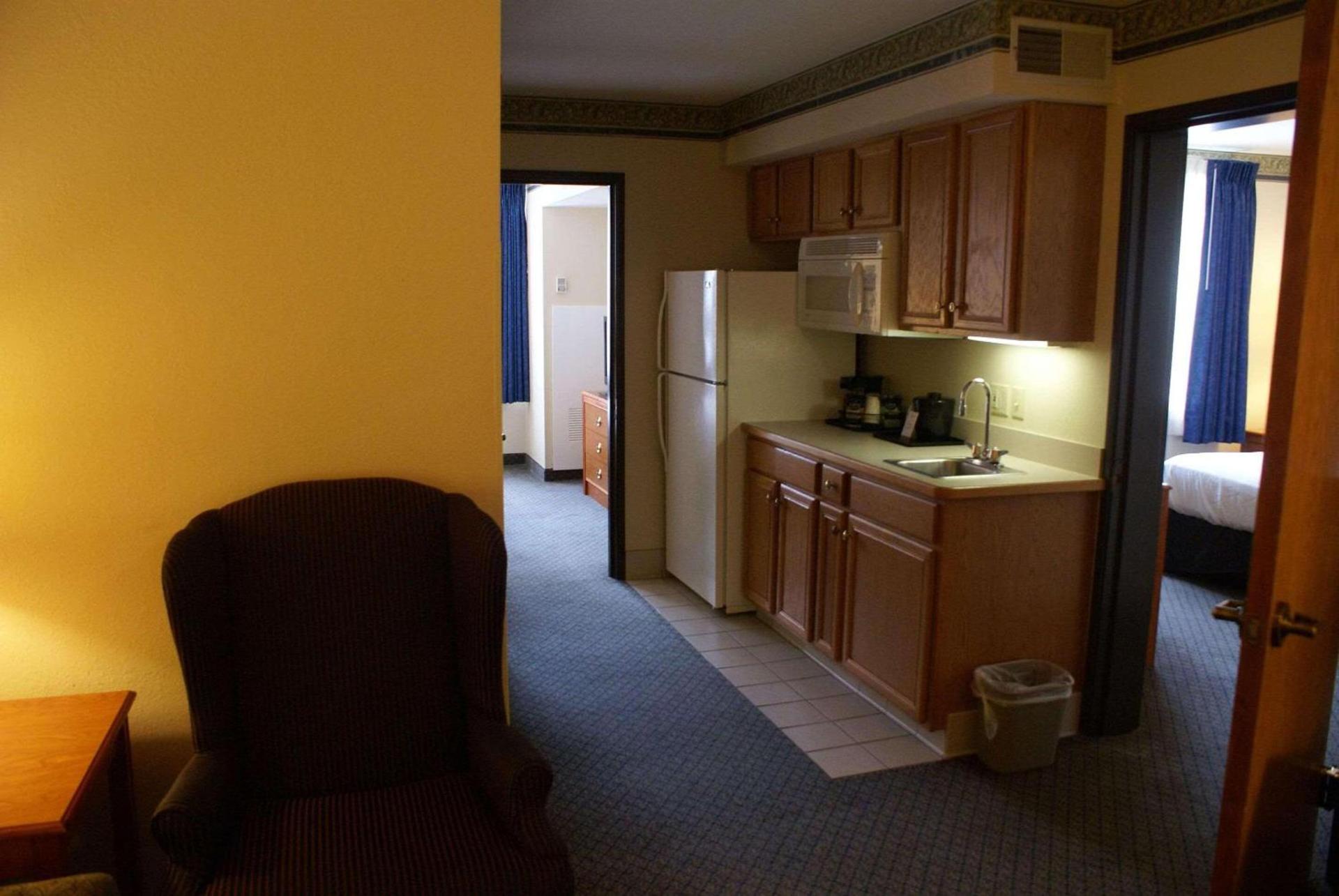 Country Inn & Suites by Radisson, Lansing, MI photo 27