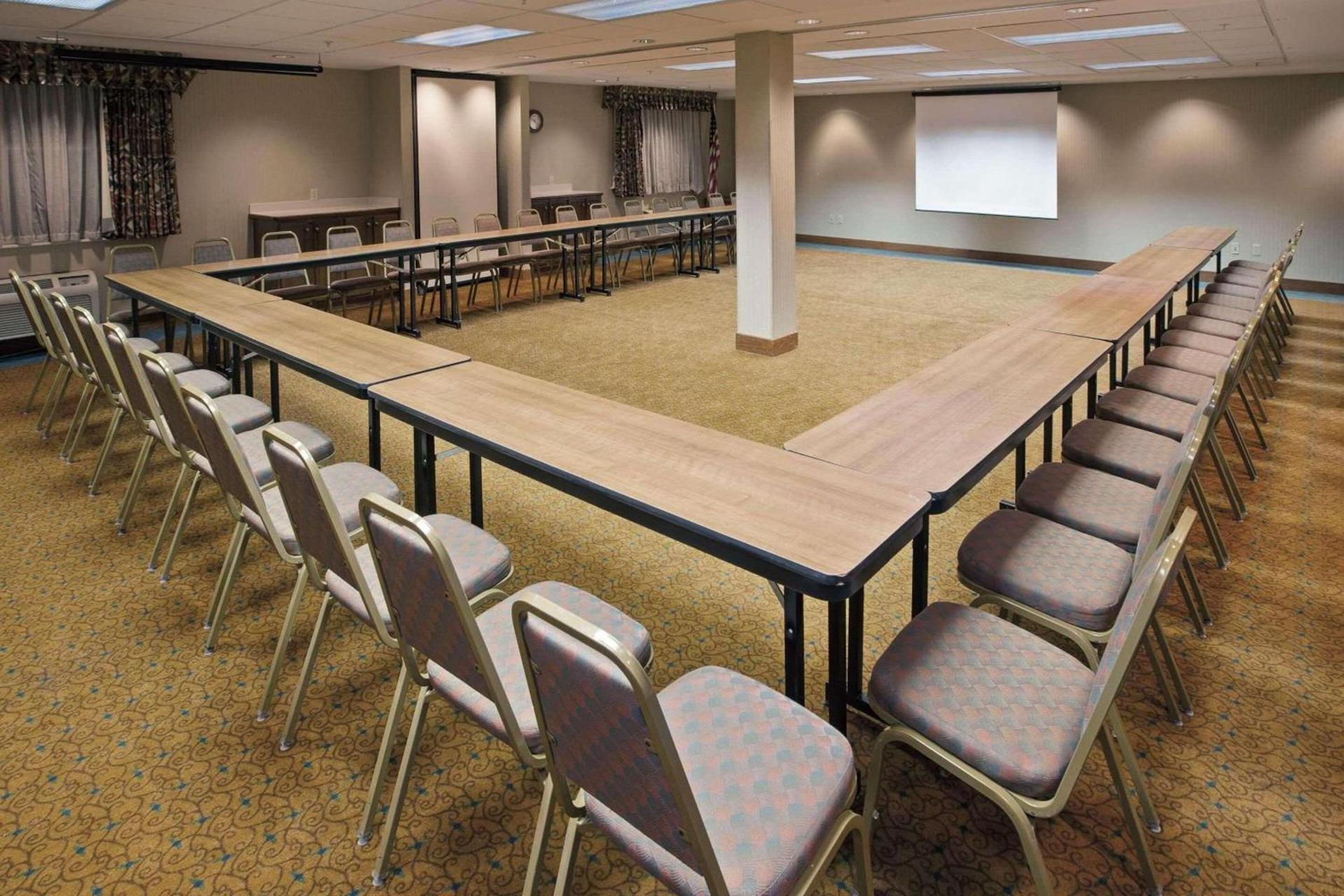 Country Inn & Suites by Radisson, Lansing, MI photo 41