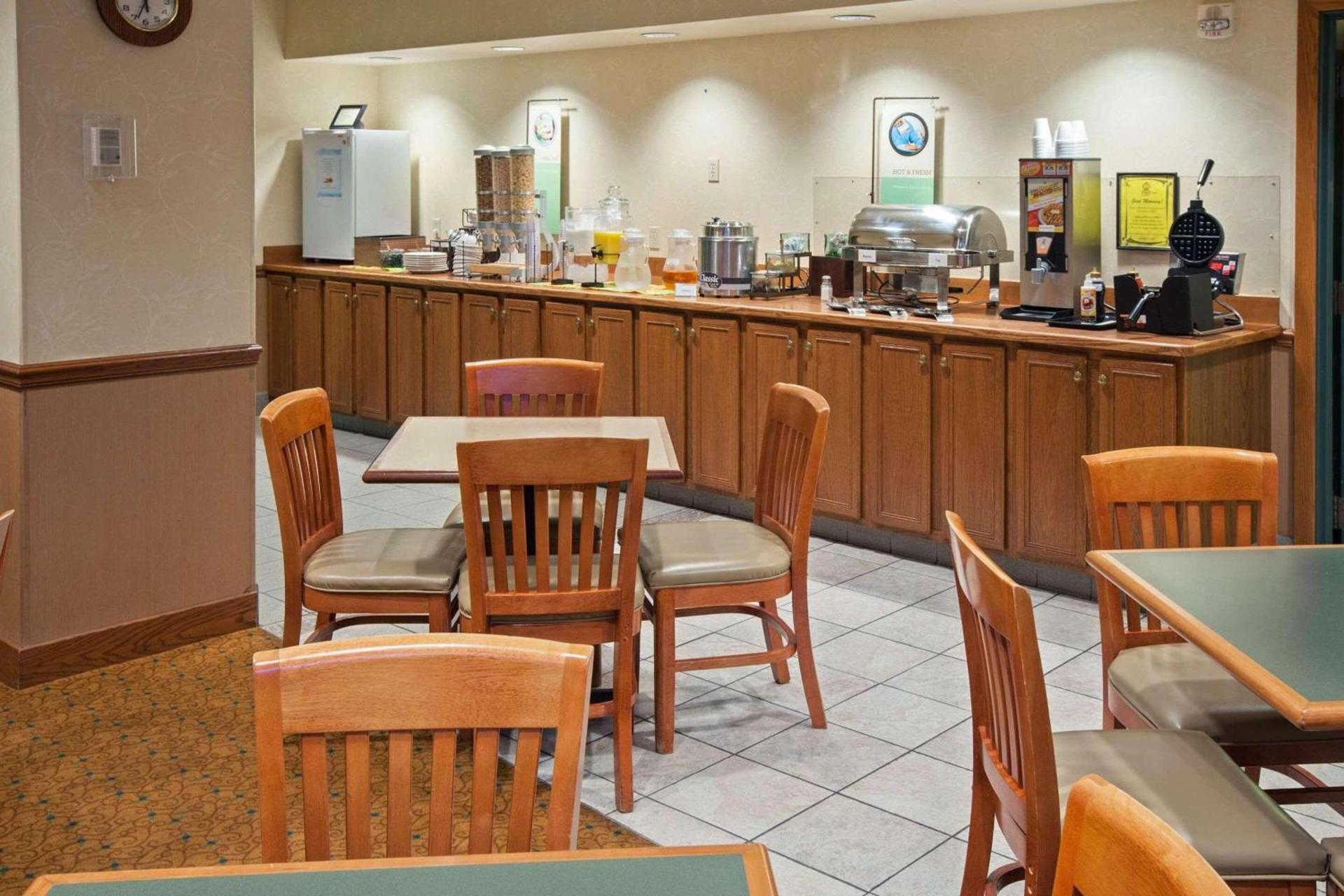 Country Inn & Suites by Radisson, Lansing, MI photo 42