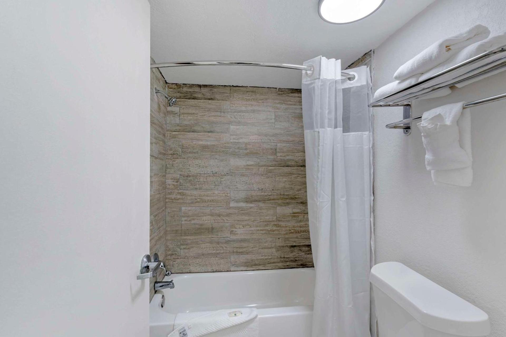 Quality Inn & Suites Orlando East - UCF Area photo 18