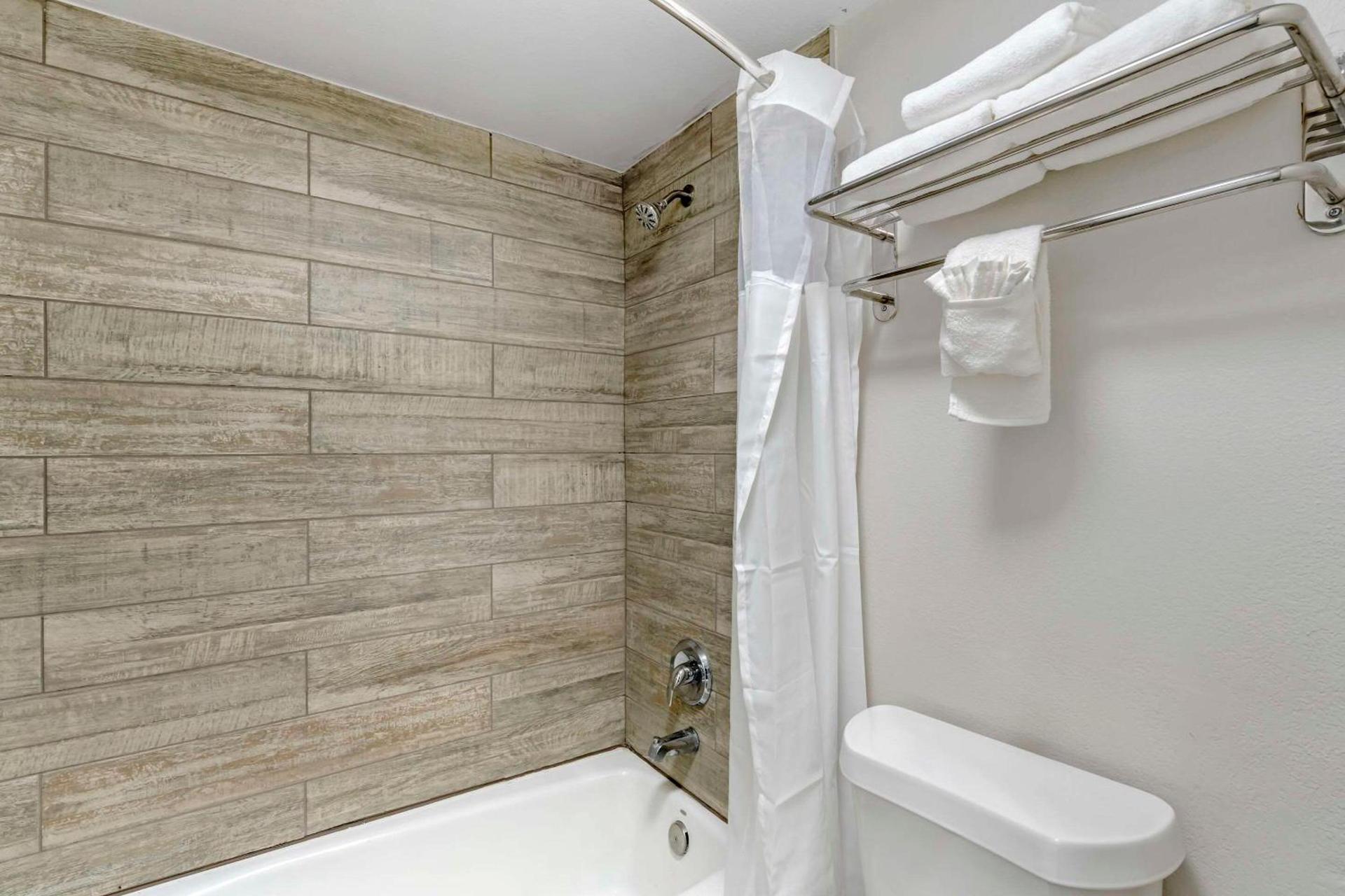 Quality Inn & Suites Orlando East - UCF Area photo 12