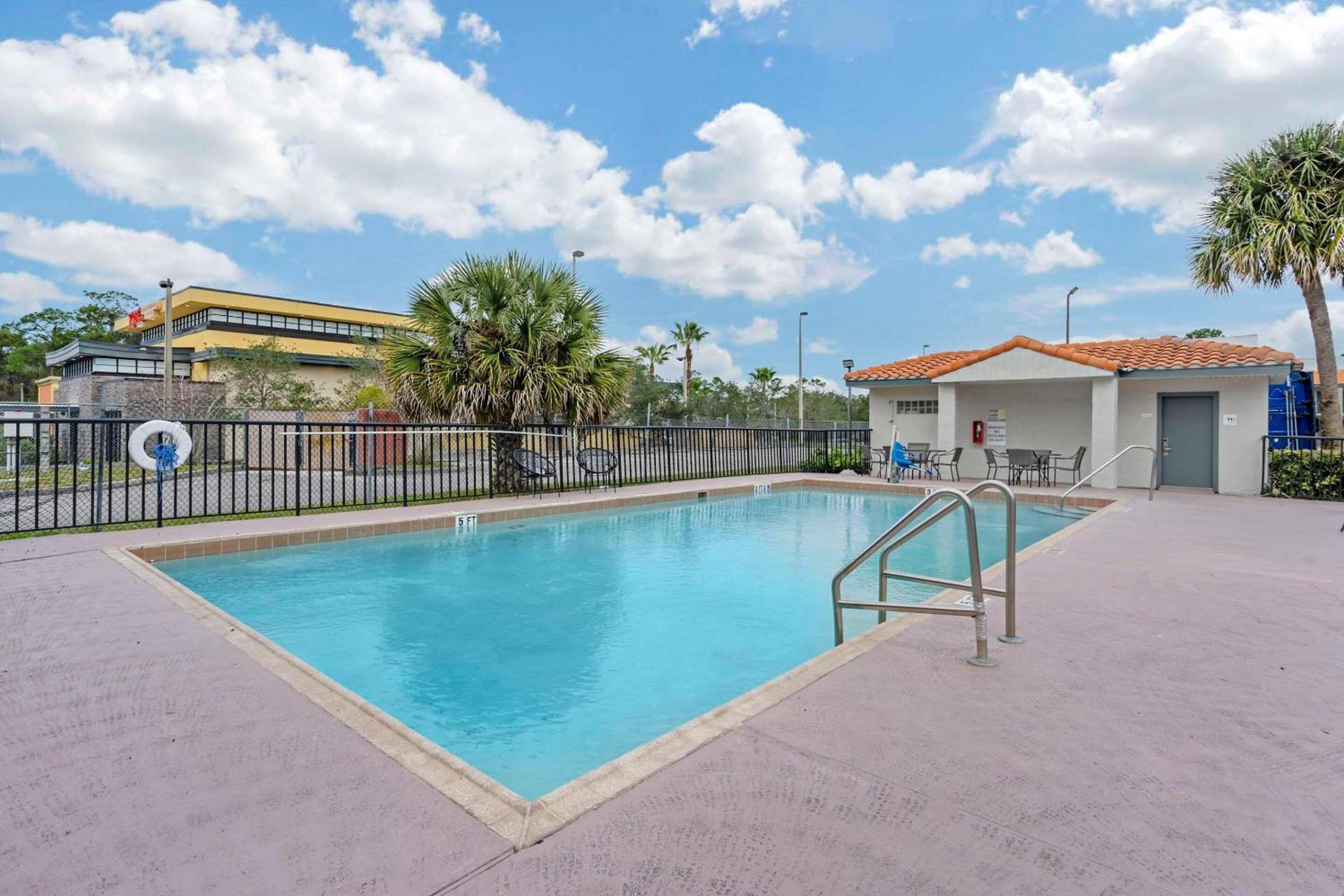 Quality Inn & Suites Orlando East - UCF Area photo 2