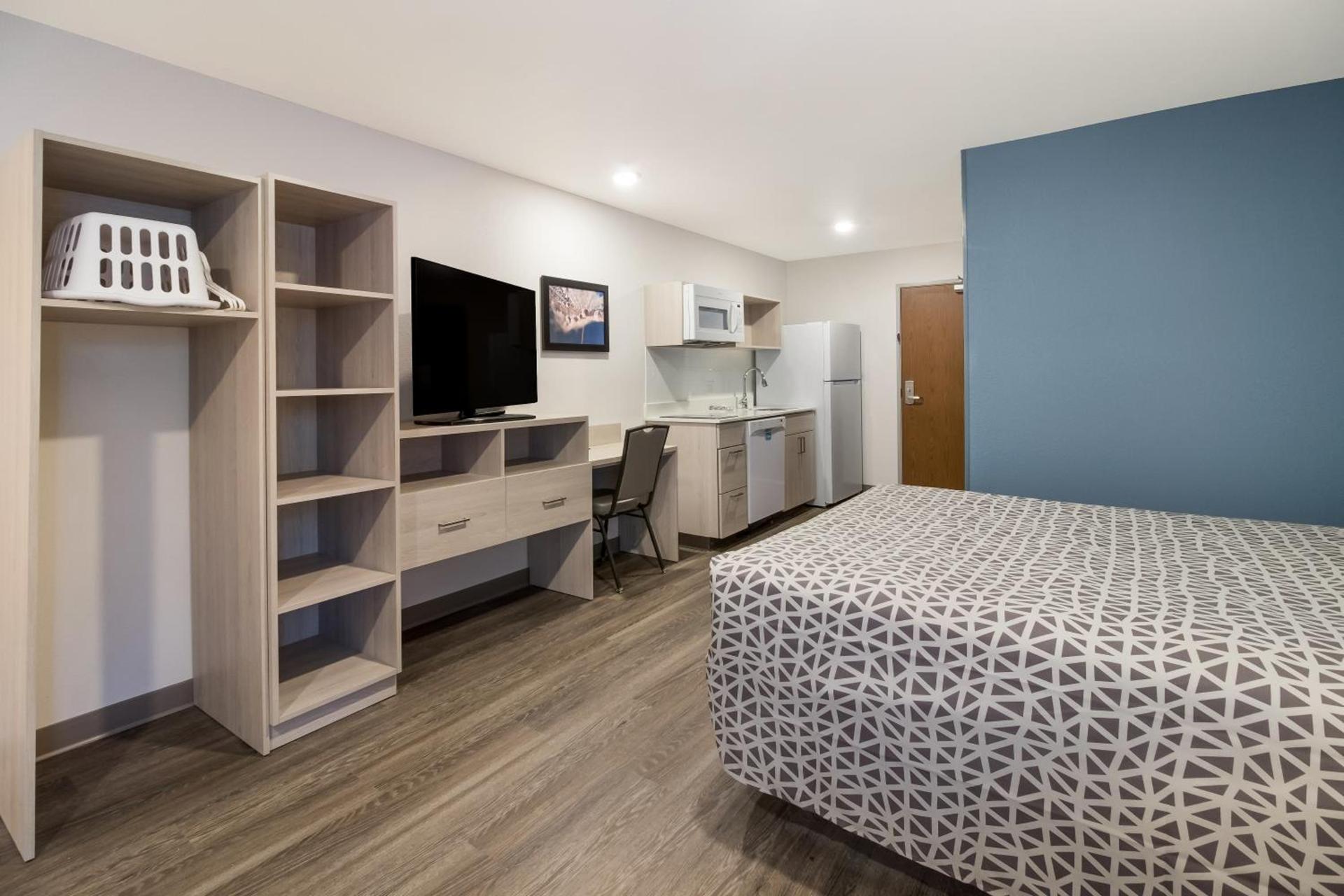 WoodSpring Suites Detroit Sterling Heights photo 23