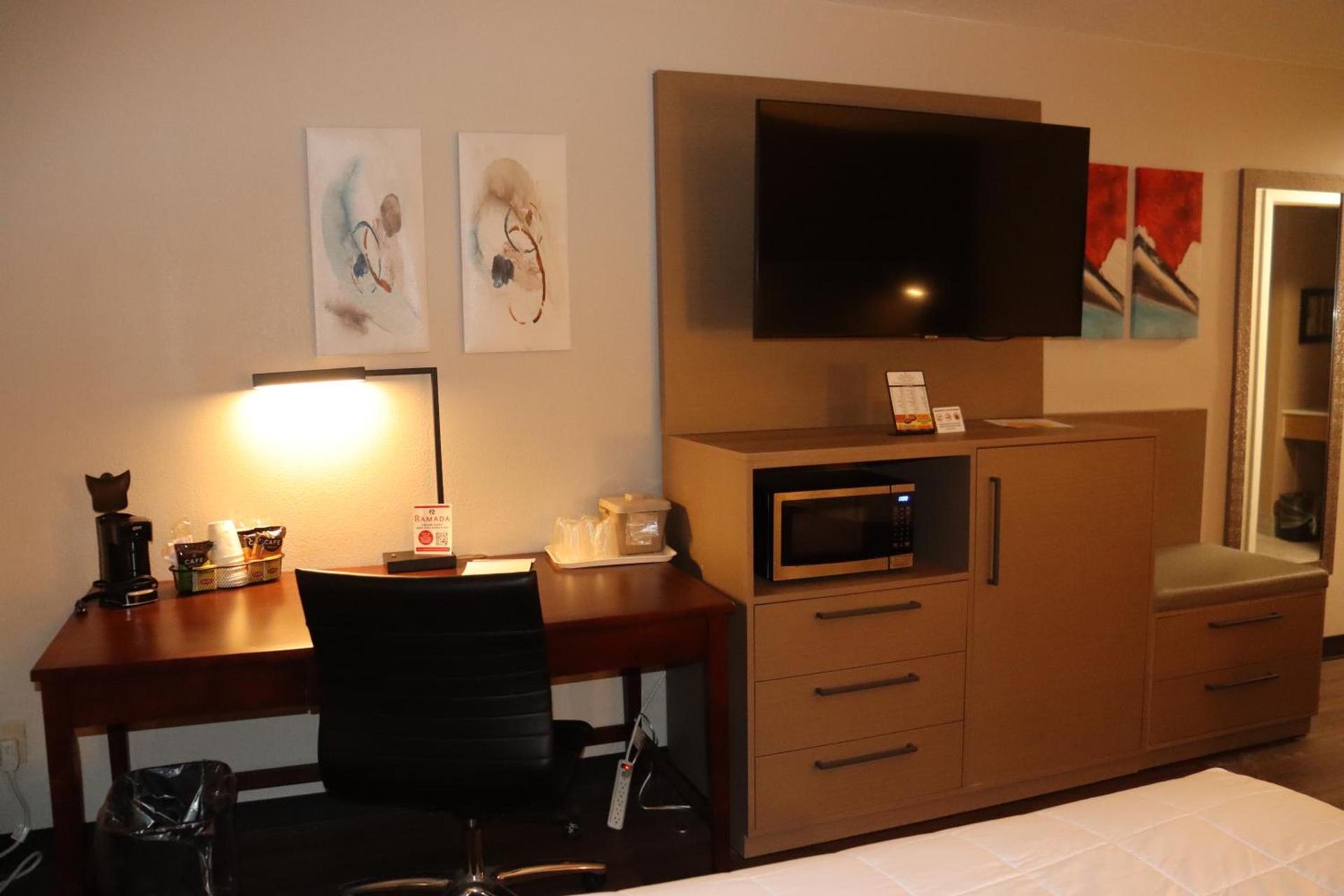 Clarion Hotel & Conference Center Lansing West photo 17