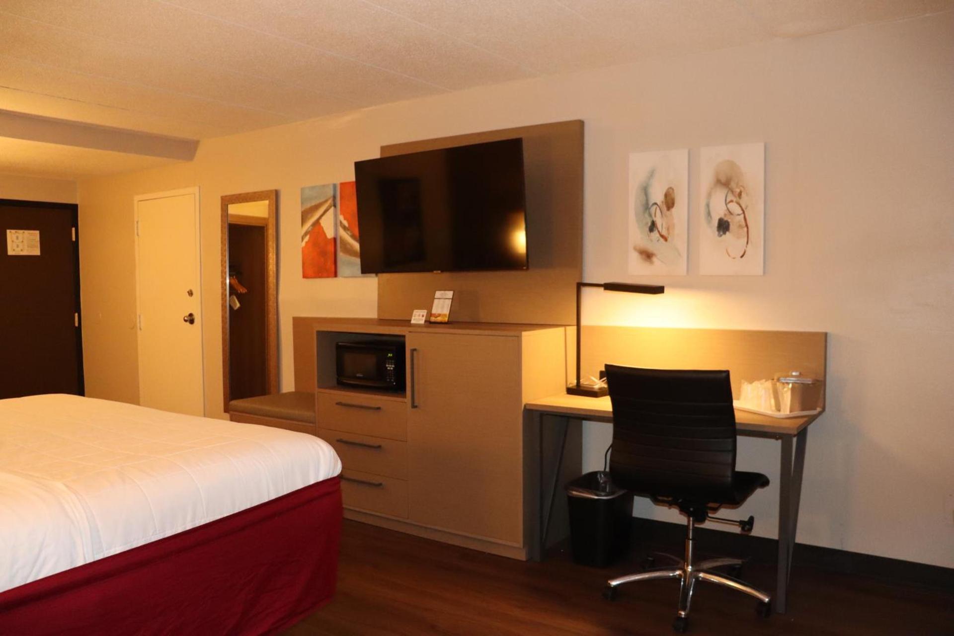 Clarion Hotel & Conference Center Lansing West photo 31