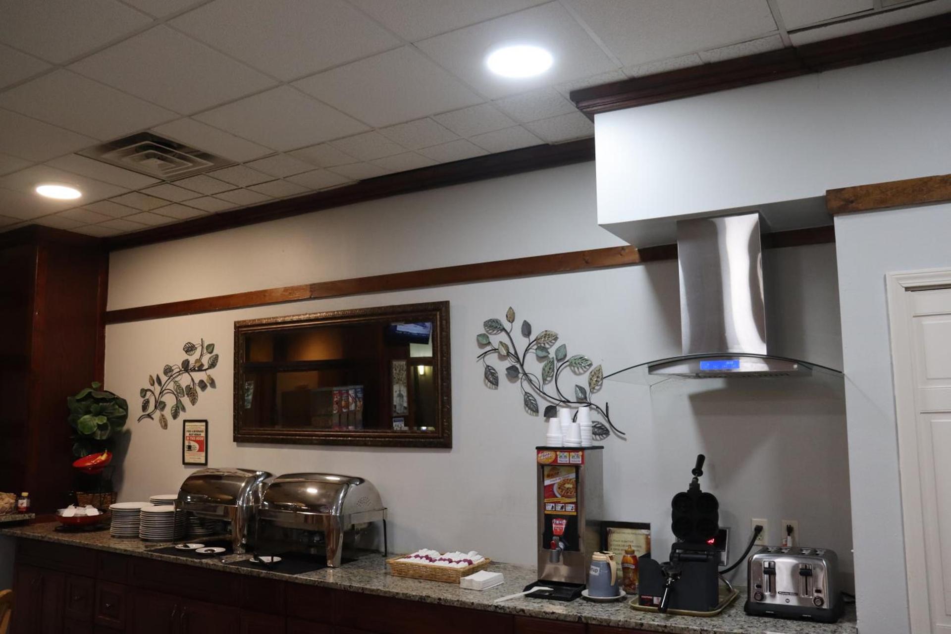 Clarion Hotel & Conference Center Lansing West photo 41