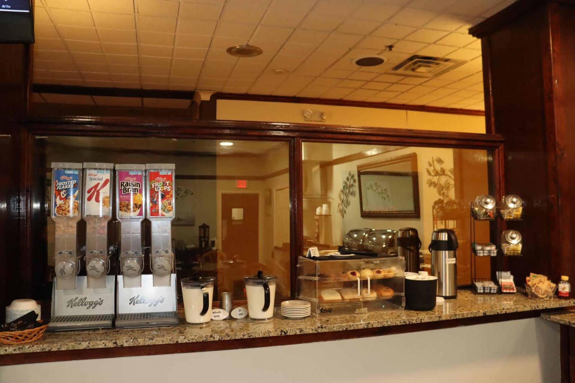 Clarion Hotel & Conference Center Lansing West photo 40