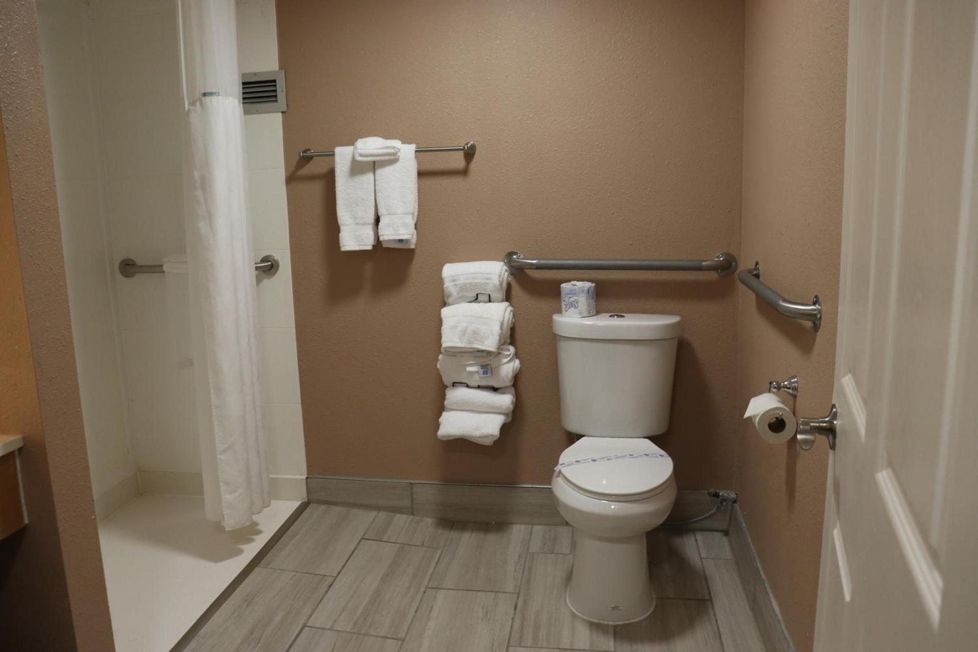 Clarion Hotel & Conference Center Lansing West photo 46