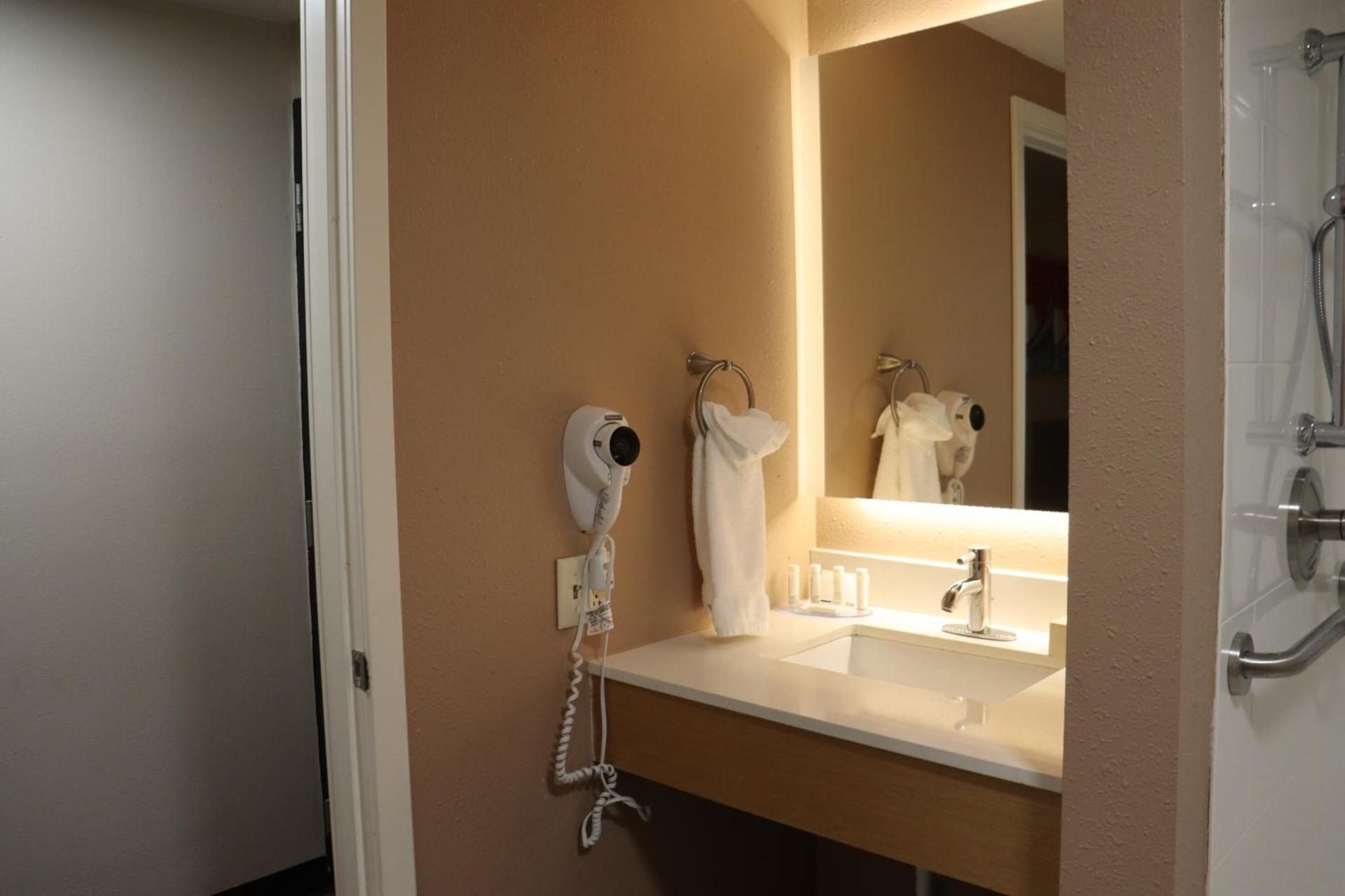 Clarion Hotel & Conference Center Lansing West photo 53