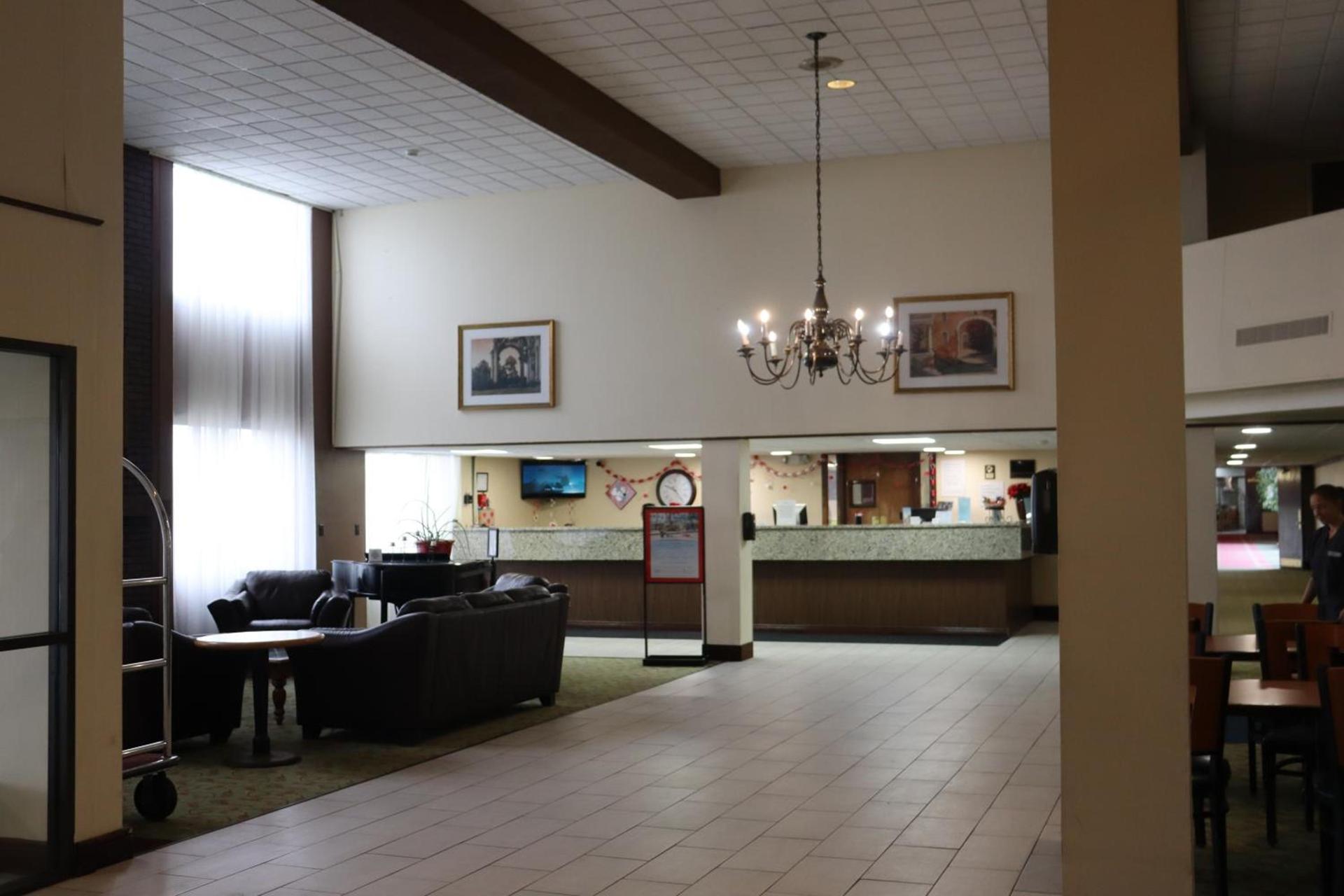 Clarion Hotel & Conference Center Lansing West photo 70