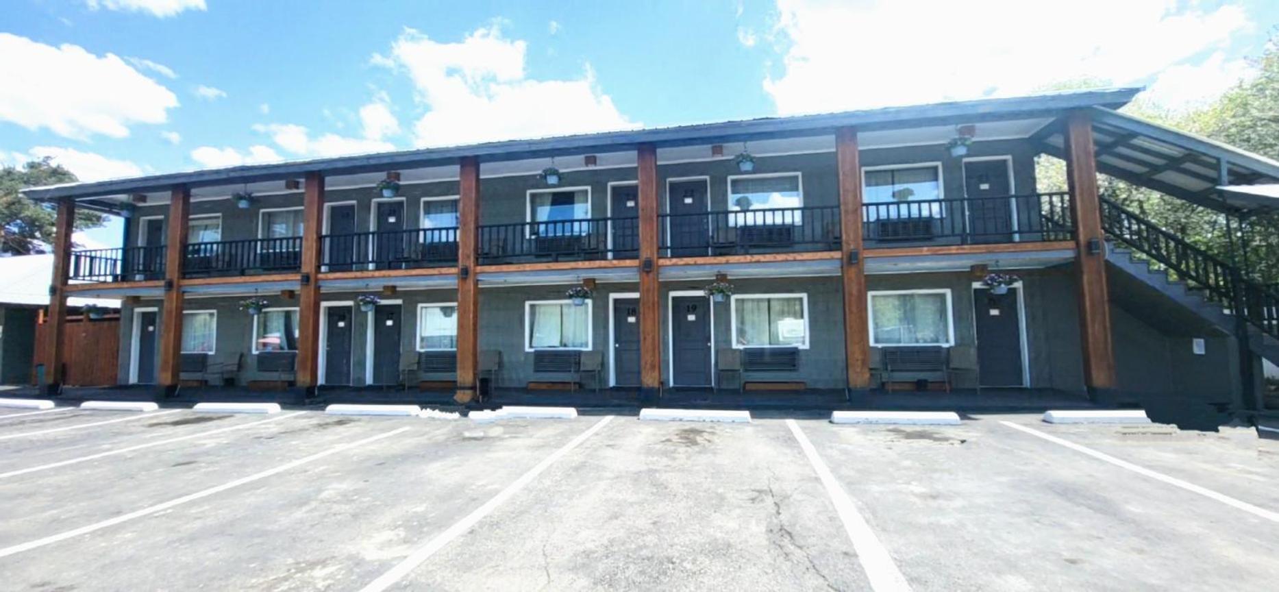 Sandman Motel photo 30