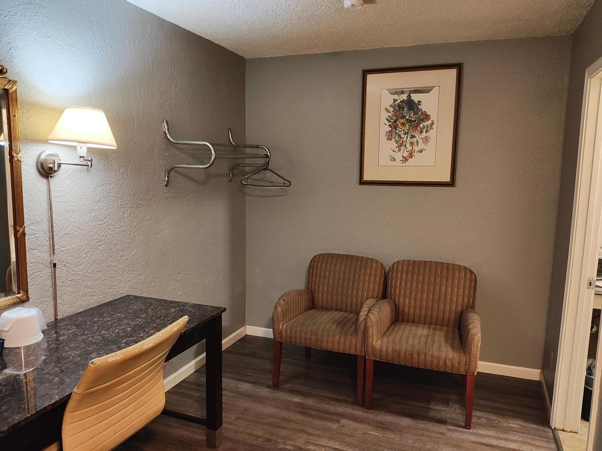 Economy Inn Richmond photo 5