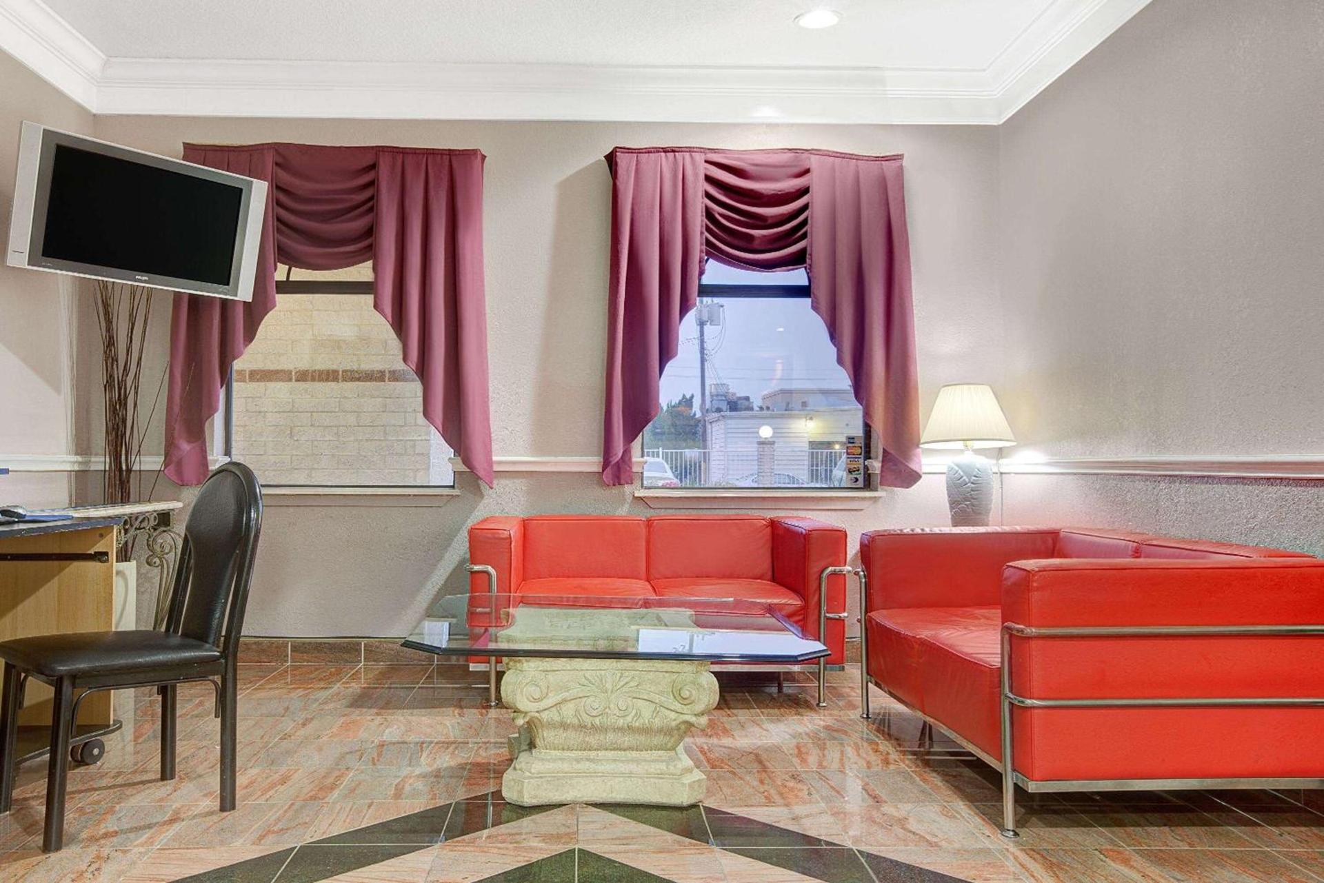 Super 8 by Wyndham Galveston photo 2
